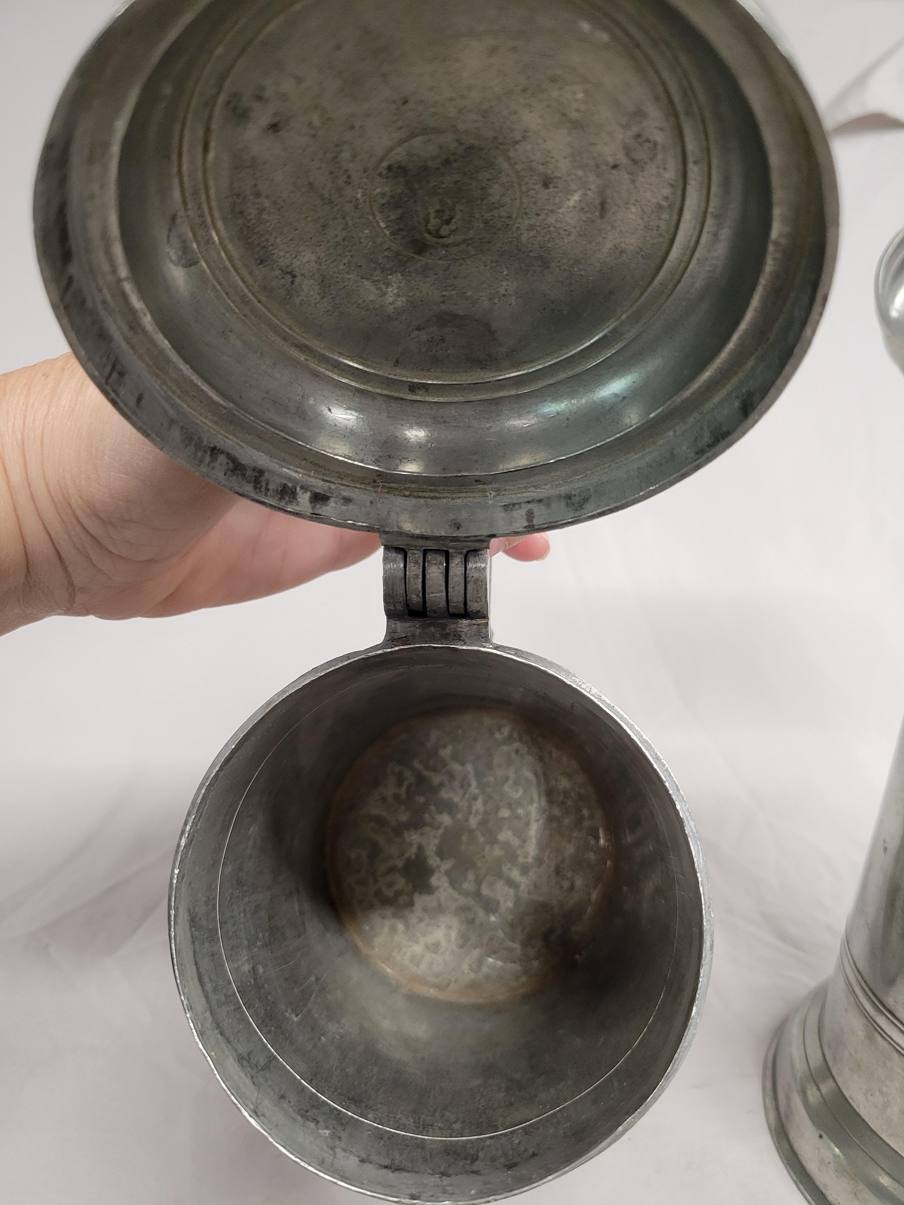 Juego de Antiguas Tazas de Estaño Alemanas Inscritas Circa 1800 Con Ilustración en venta 4