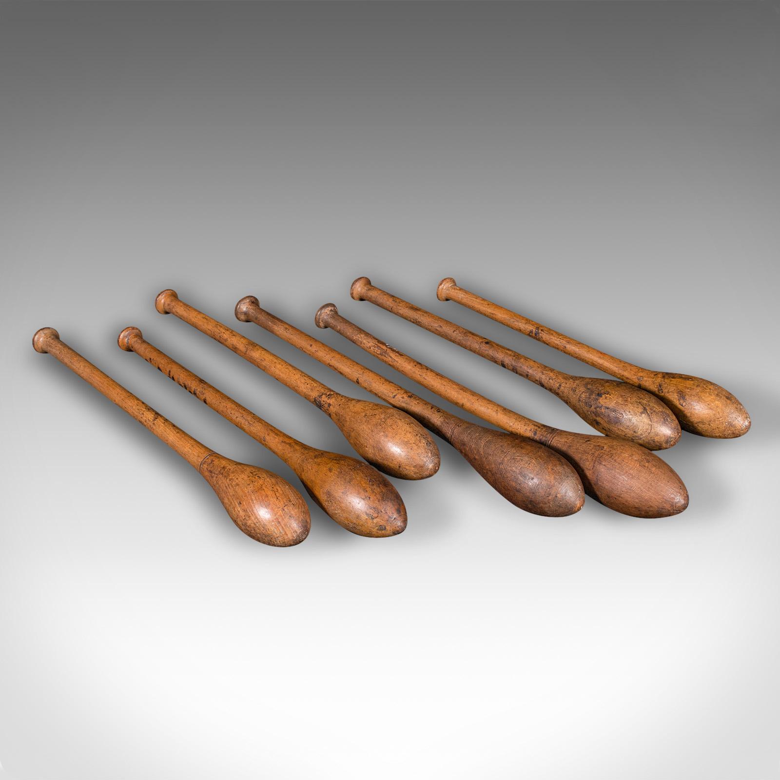 
Dies ist ein Satz von 7 antiken Zirkusjongleurkeulen. Eine englische Spielhilfe aus Buche, aus dem frühen 20. Jahrhundert, um 1920.

Ein charmantes Keulenset, das sich wunderbar anfühlt und ungewöhnlich ist.
Mit wünschenswerter Alterspatina und im