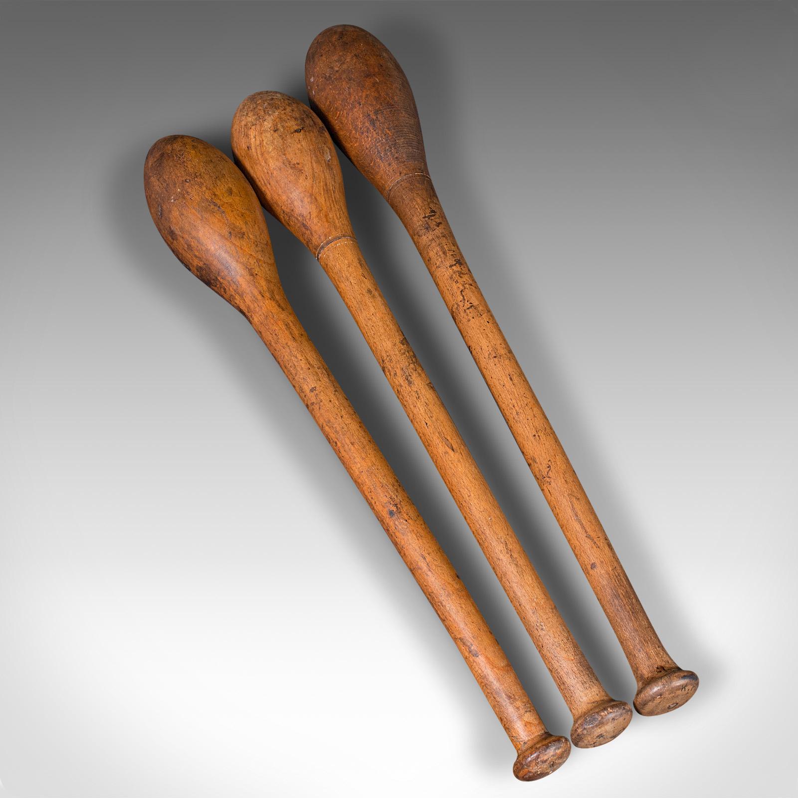 Set antiker Circus Juggler's Clubs, englisch, Buche, Spielzeug, um 1920 (Moderne der Mitte des Jahrhunderts) im Angebot
