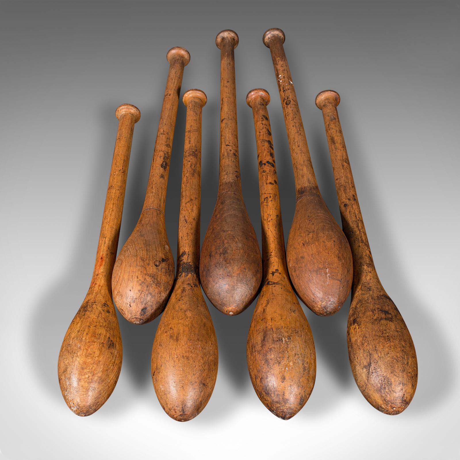 Set antiker Circus Juggler's Clubs, englisch, Buche, Spielzeug, um 1920 (20. Jahrhundert) im Angebot