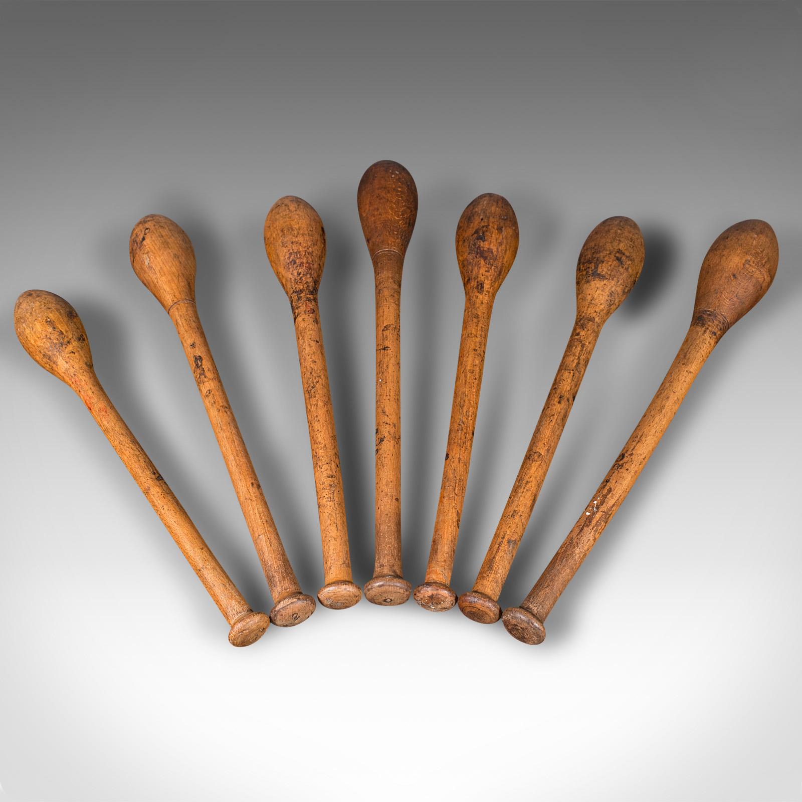 Set antiker Circus Juggler's Clubs, englisch, Buche, Spielzeug, um 1920 (Buchenholz) im Angebot