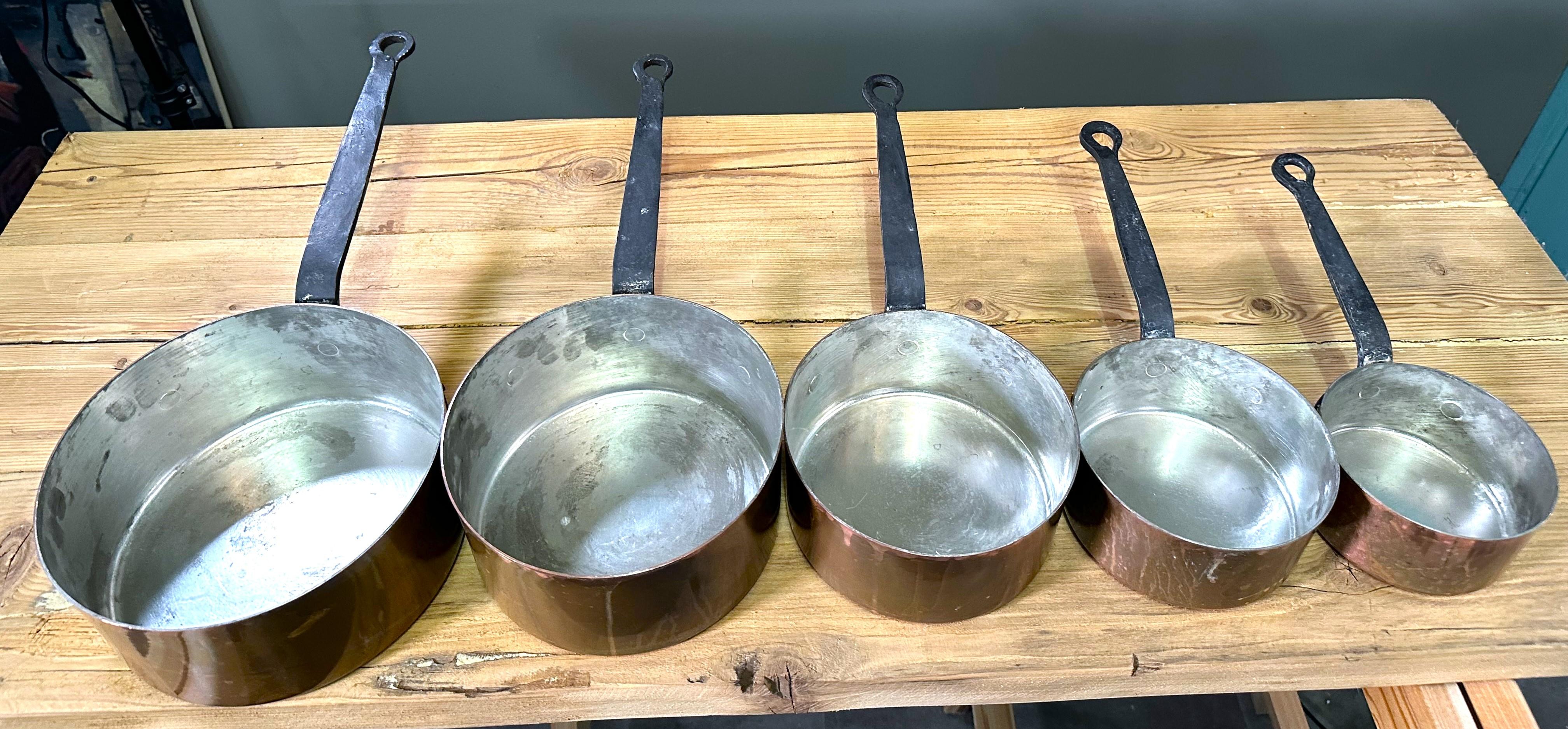 Ensemble de pots de cuisine anciens en cuivre et fonte Handels, France 1900 en vente 6