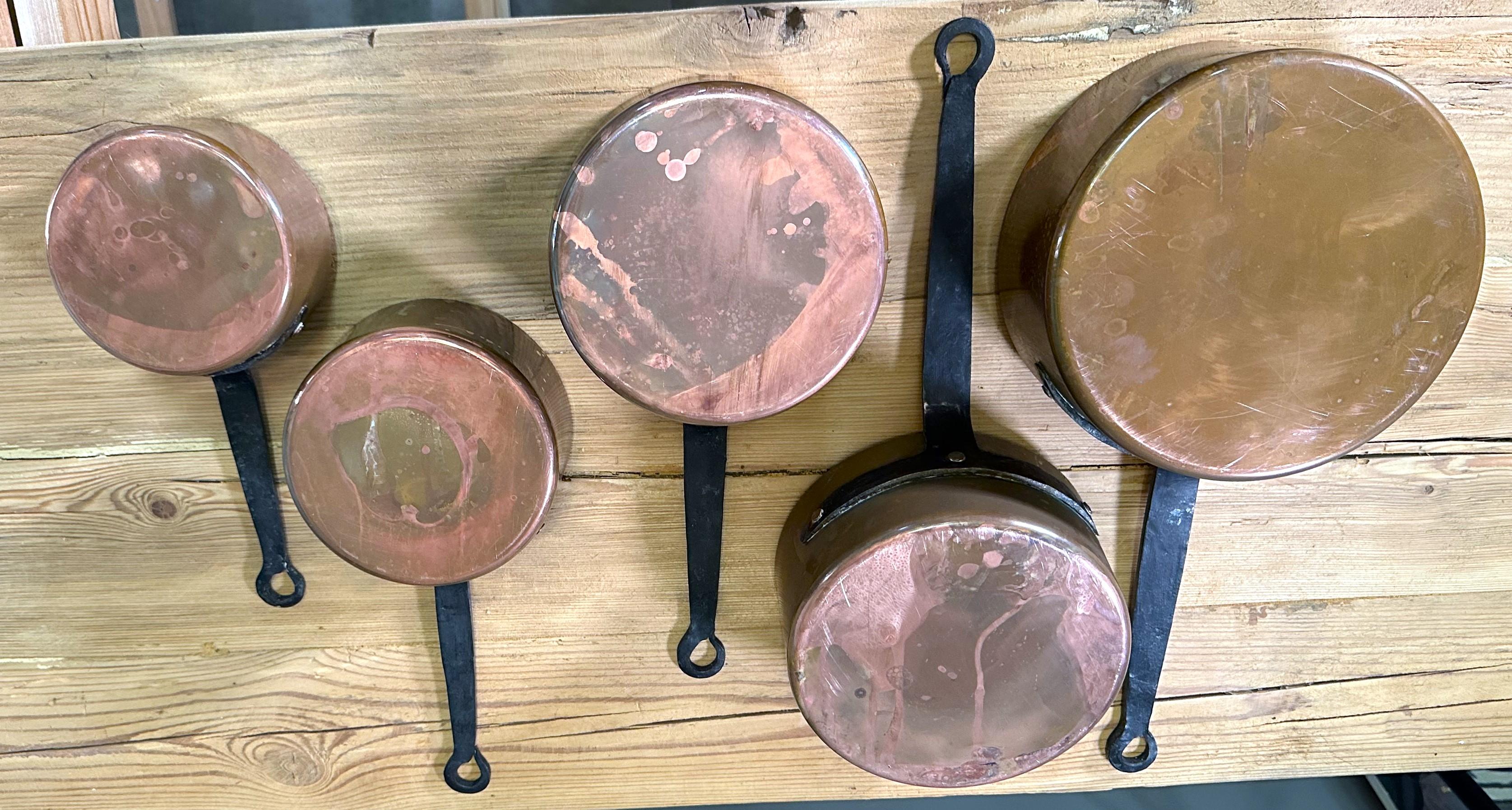 Set of Antique Cooking Pots Copper and cast Iron Handels, France 1900 In Good Condition For Sale In Saarbruecken, DE