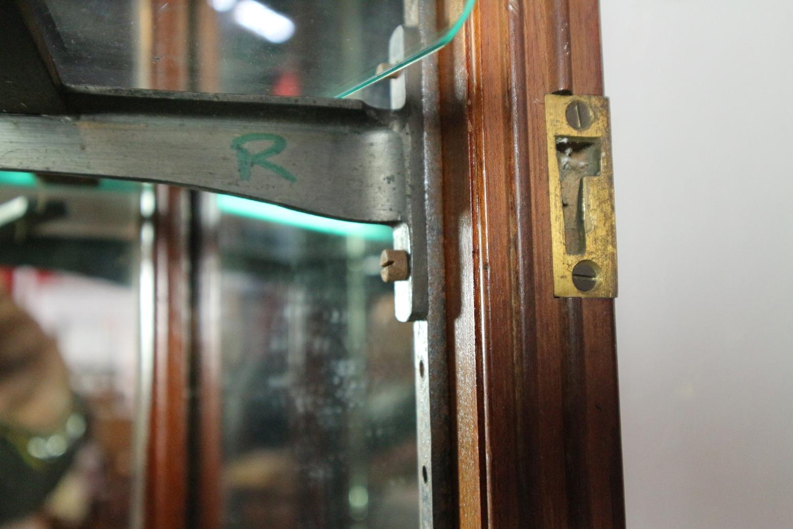 Ensemble de vitrines antiques en vente 7