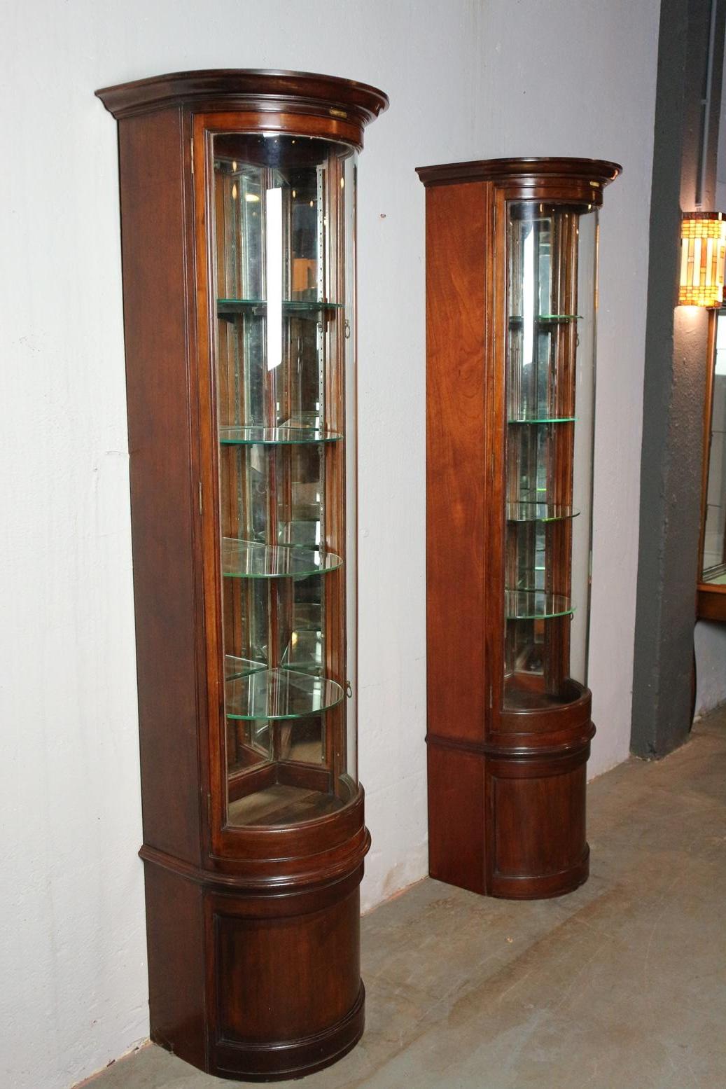 Set of special display cabinets with curved glass. 4 adjustable shelves per display case. Rear wall and part side walls are equipped with mirrors. Curved glass always makes a display case that little bit more special. And a set is unique. Beautiful