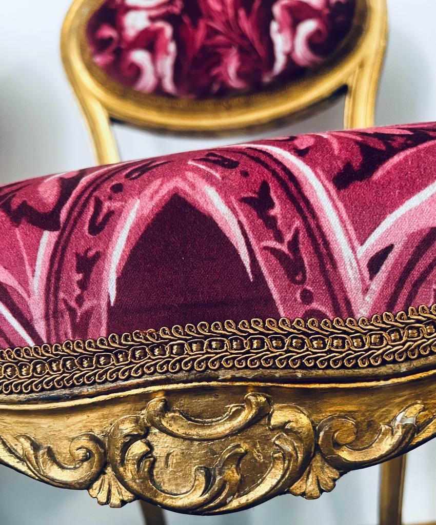 Satz antiker Louis-XVI-Salon-Damenstühle des frühen 19. Jahrhunderts (Handgeschnitzt) im Angebot