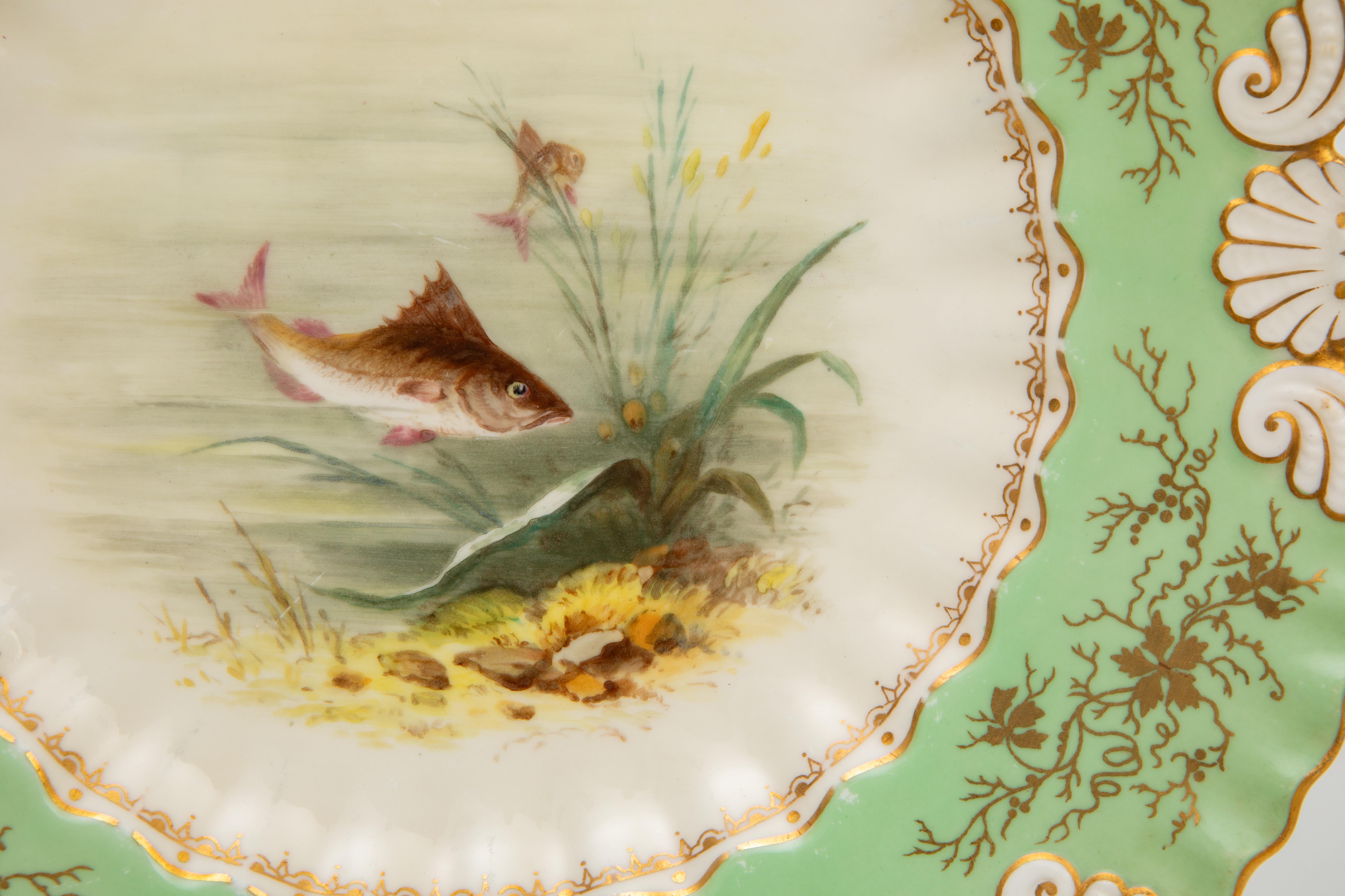 Qualità e dettagli in questo set di 10 piatti realizzati dalla nota azienda inglese di Coalport Porcelain dell'epoca dorata. Sono stati ordinati su misura tramite il rivenditore newyorkese Davis Collamore e sono in ottime condizioni d'epoca. Ogni