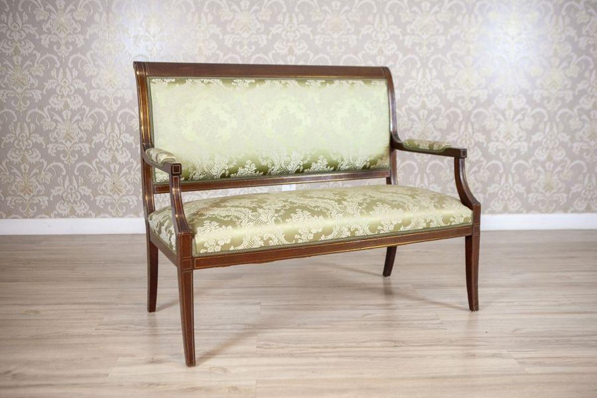 Ensemble de meubles anciens en noyer anglais de la fin du 19e siècle

Ensemble de meubles anglais richement incrustés de filigranes métalliques et dotés de dossiers incurvés. Le mobilier est dans son état d'origine avec la tapisserie d'origine. Les