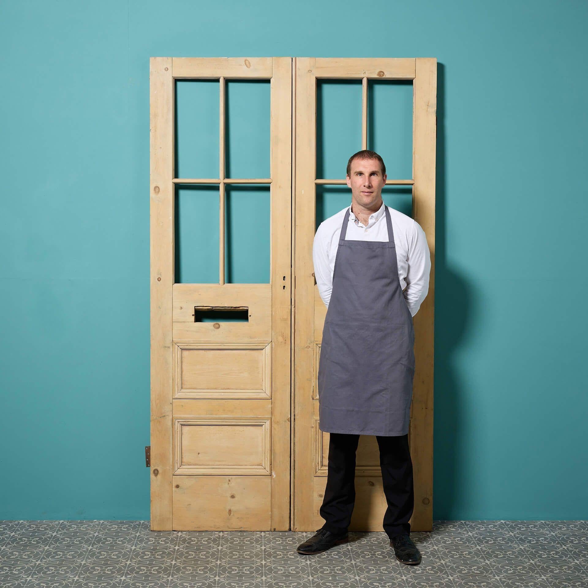 Ensemble de doubles portes anciennes non vitrées, adaptées à un usage extérieur, datant de la fin du XIXe siècle. Construites en pin, ces doubles portes récupérées sont entièrement personnalisables, les vitres vides étant prêtes à recevoir le verre