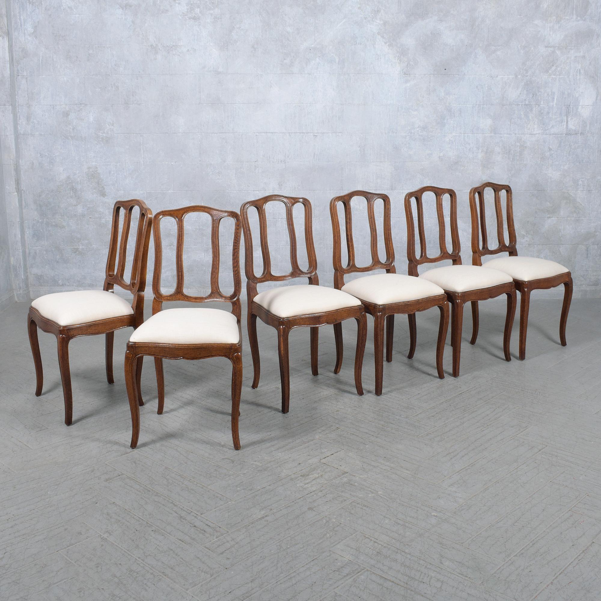 Erhöhen Sie Ihr Esserlebnis mit unserer exquisiten Kollektion von sechs antiken französischen Esszimmerstühlen, von denen jeder einen raffinierten Stil und eine sorgfältige Restaurierung verkörpert. Aus massivem Eichenholz gefertigt, wurden diese