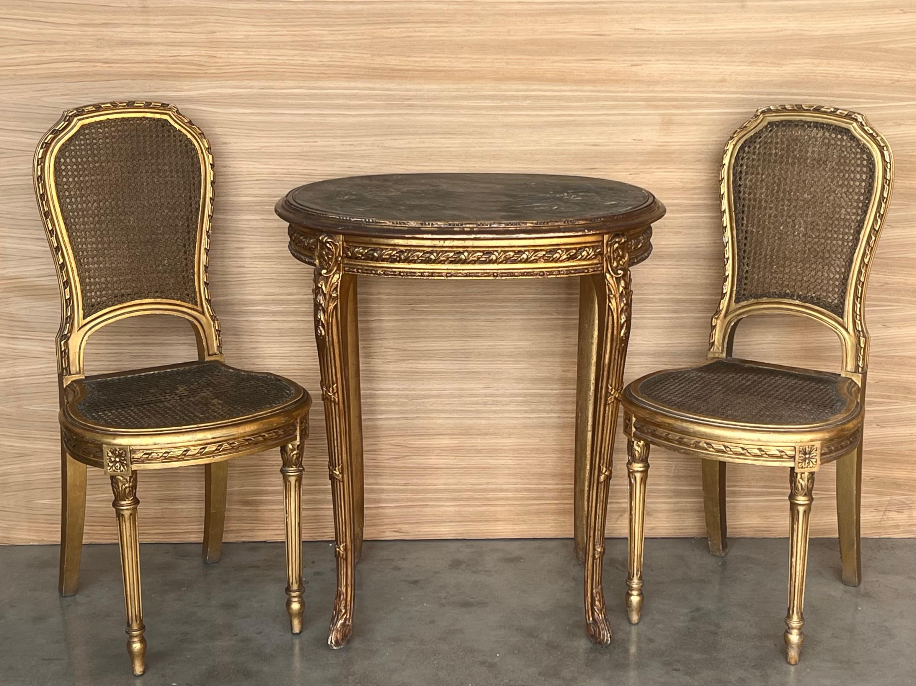 French Louis XVI style oval dining table from Paris decorated with timeless classical styling and hand carved excellence on the entire framework, emphasizing typical neoclassical gilt carvings of acanthus leaves and laurel wreaths, circa 1920s. 

