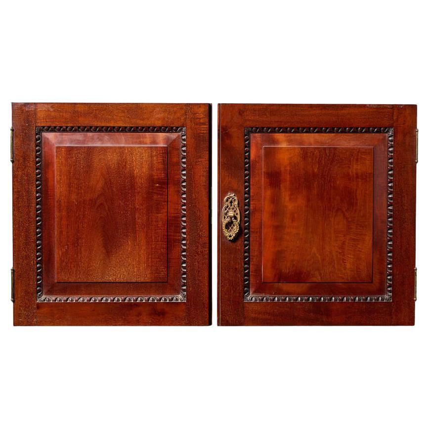 Juego de puertas de armario antiguas de caoba de estilo georgiano en venta