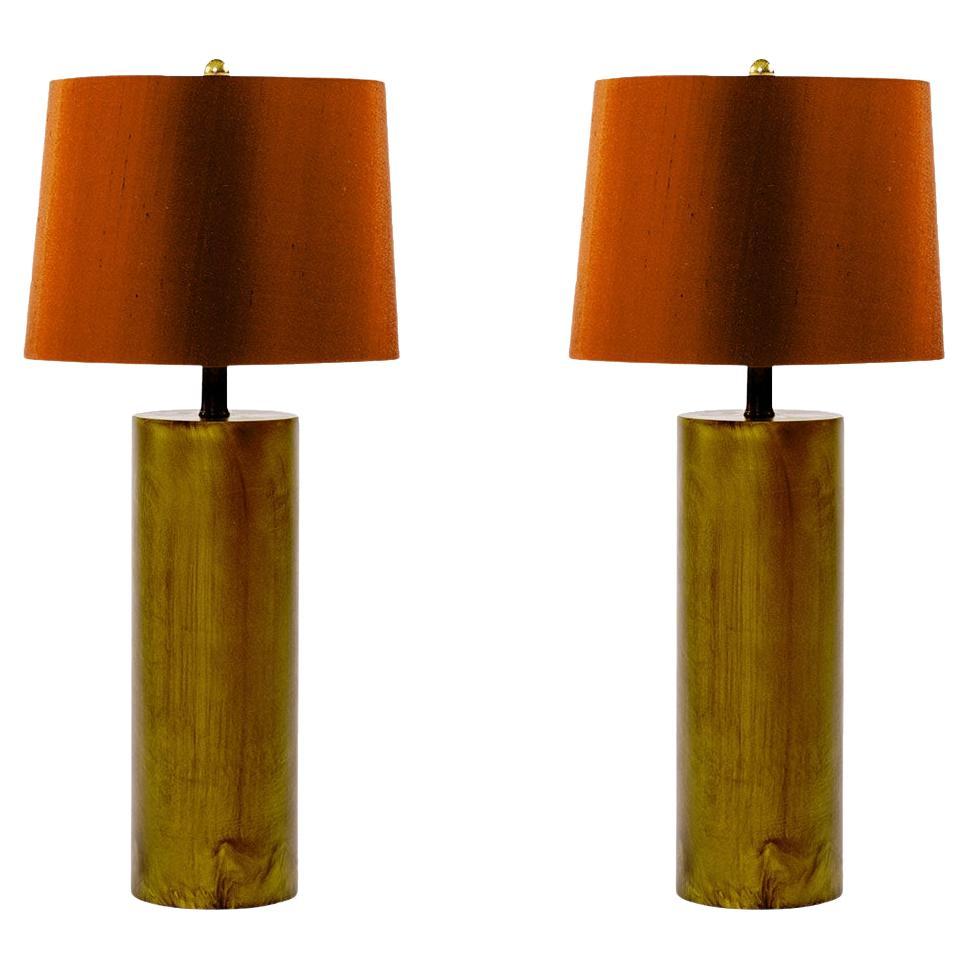 Ensemble de bases de lampe anciennes en résine dorée avec abat-jour en soie par Studio Sturdy en vente
