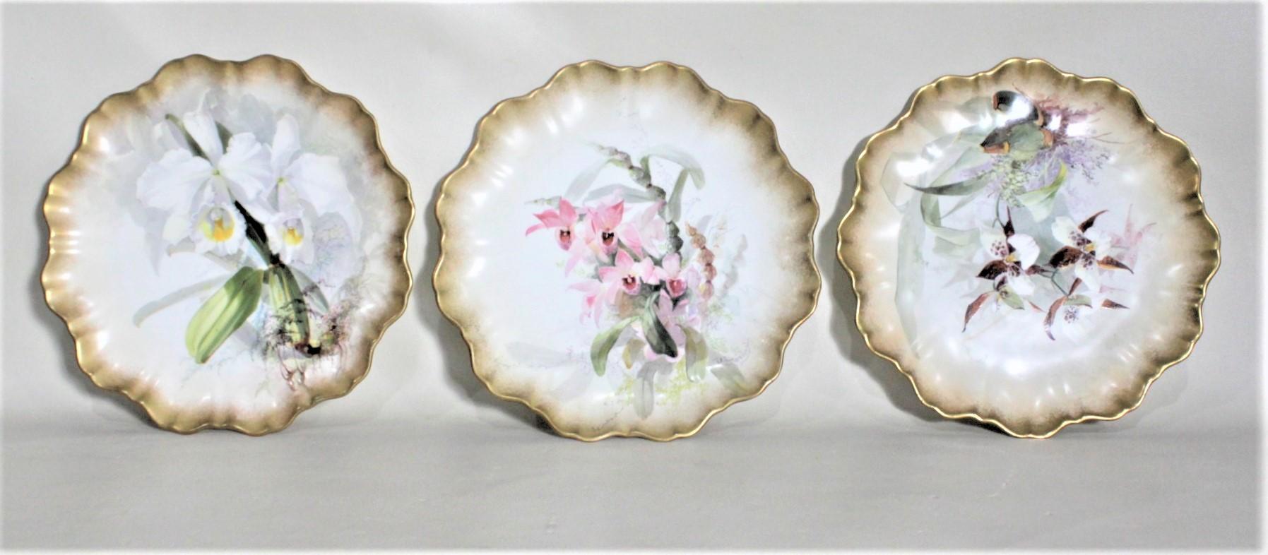 Juego de platos antiguos pintados a mano D. Dewsberry Iris Cabinet Plates for Doulton Burslem siglo XX en venta