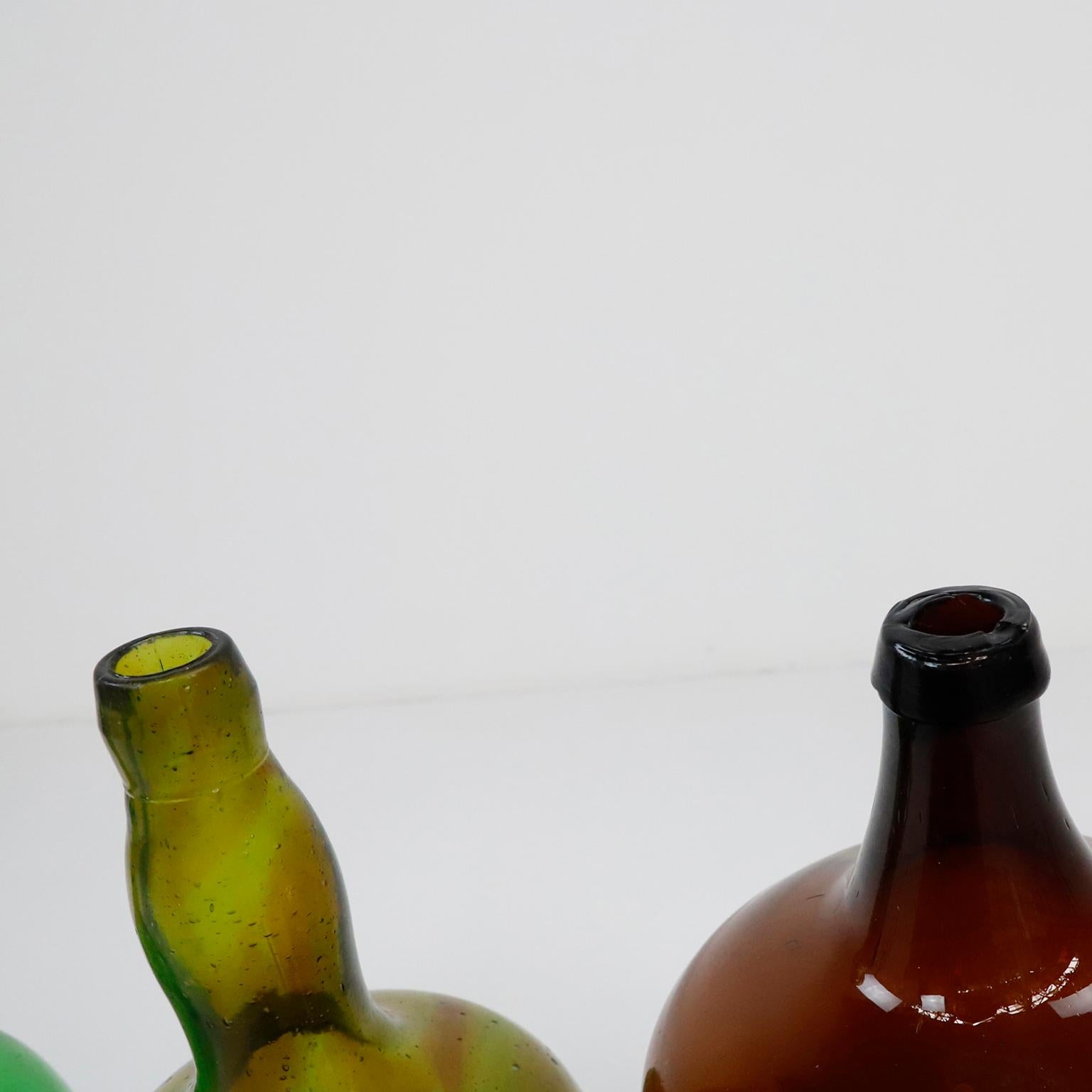 Circa 1940, nous vous proposons cet ensemble de bouteilles anciennes faites à la main. Le flacon ambré a une rayure, mais il n'est pas cassé. *voir photo 3.