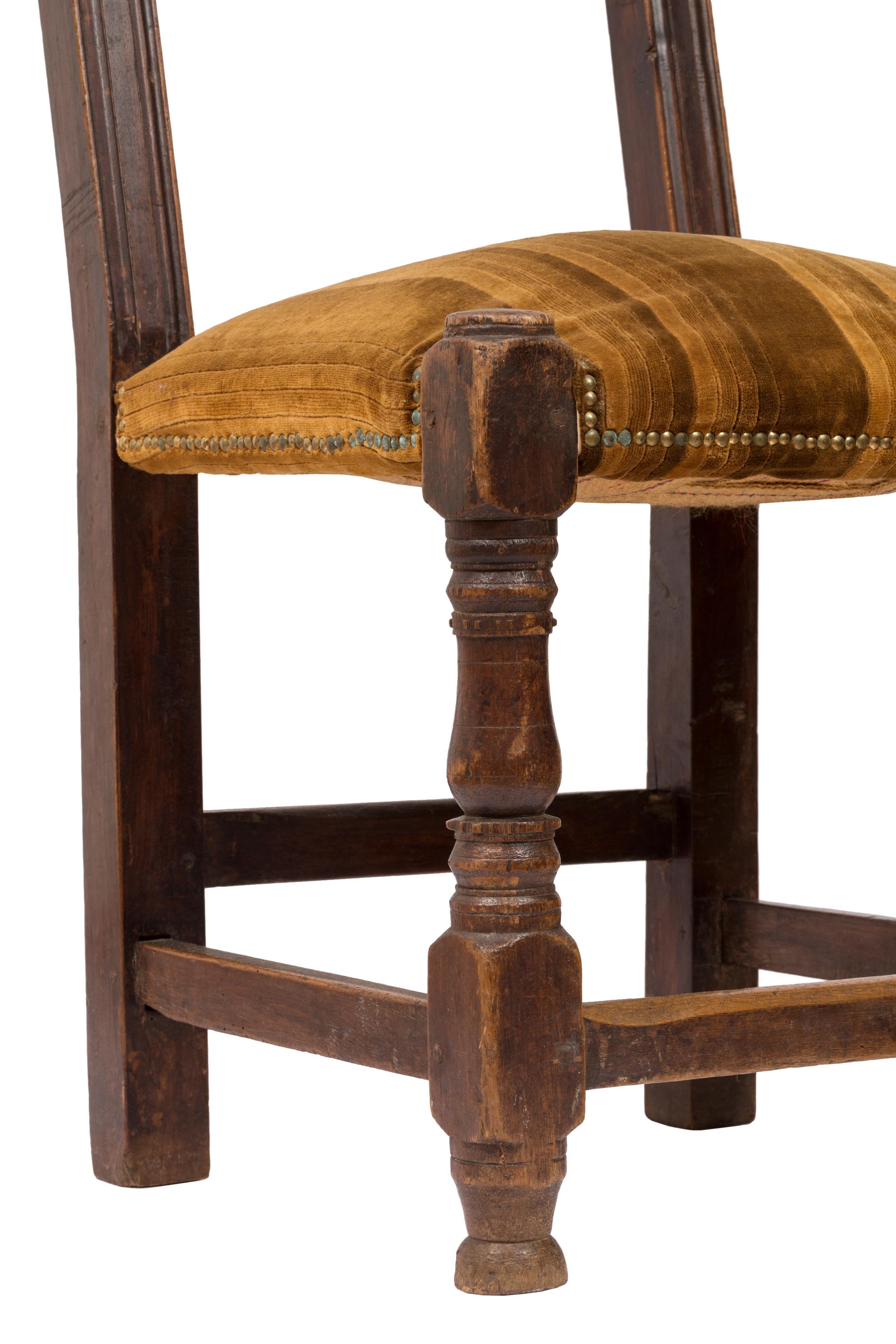 Set antiker handgefertigter, gepolsterter, rustikaler Holzstühle aus Nordspanien im Angebot 4