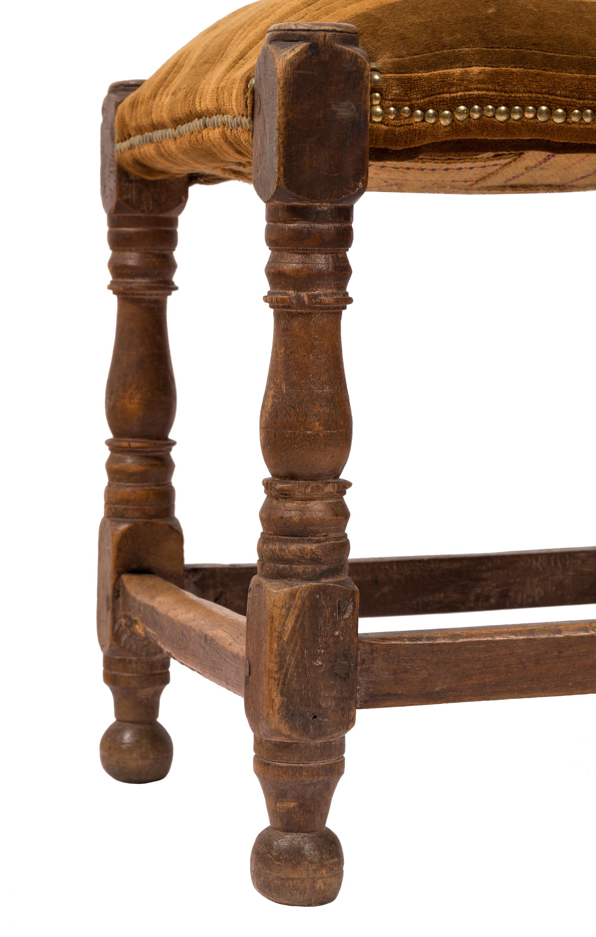 Set antiker handgefertigter, gepolsterter, rustikaler Holzstühle aus Nordspanien im Angebot 5
