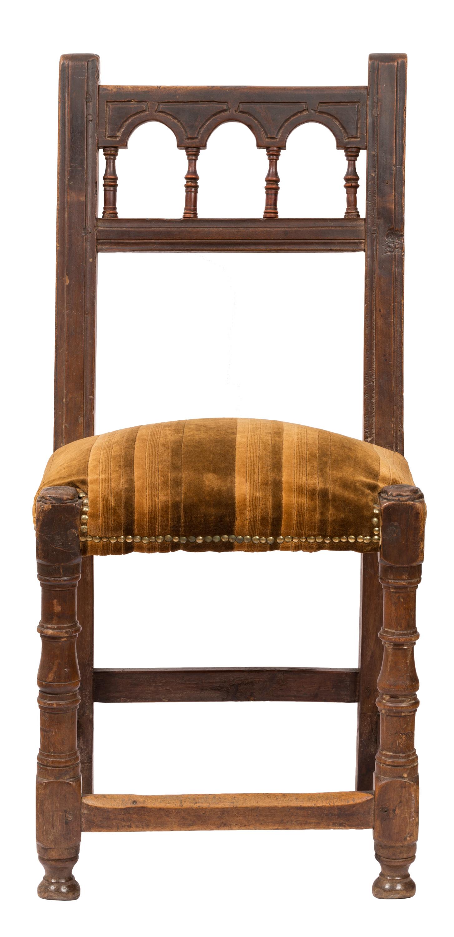 Un ensemble plus ou moins assorti de quatre chaises d'appoint de style rustique, suivant les traditions de design populaires de la province de Navarre, au Pays basque, dans le nord de l'Espagne. Ces chaises sont à la fois robustes et artistiques,