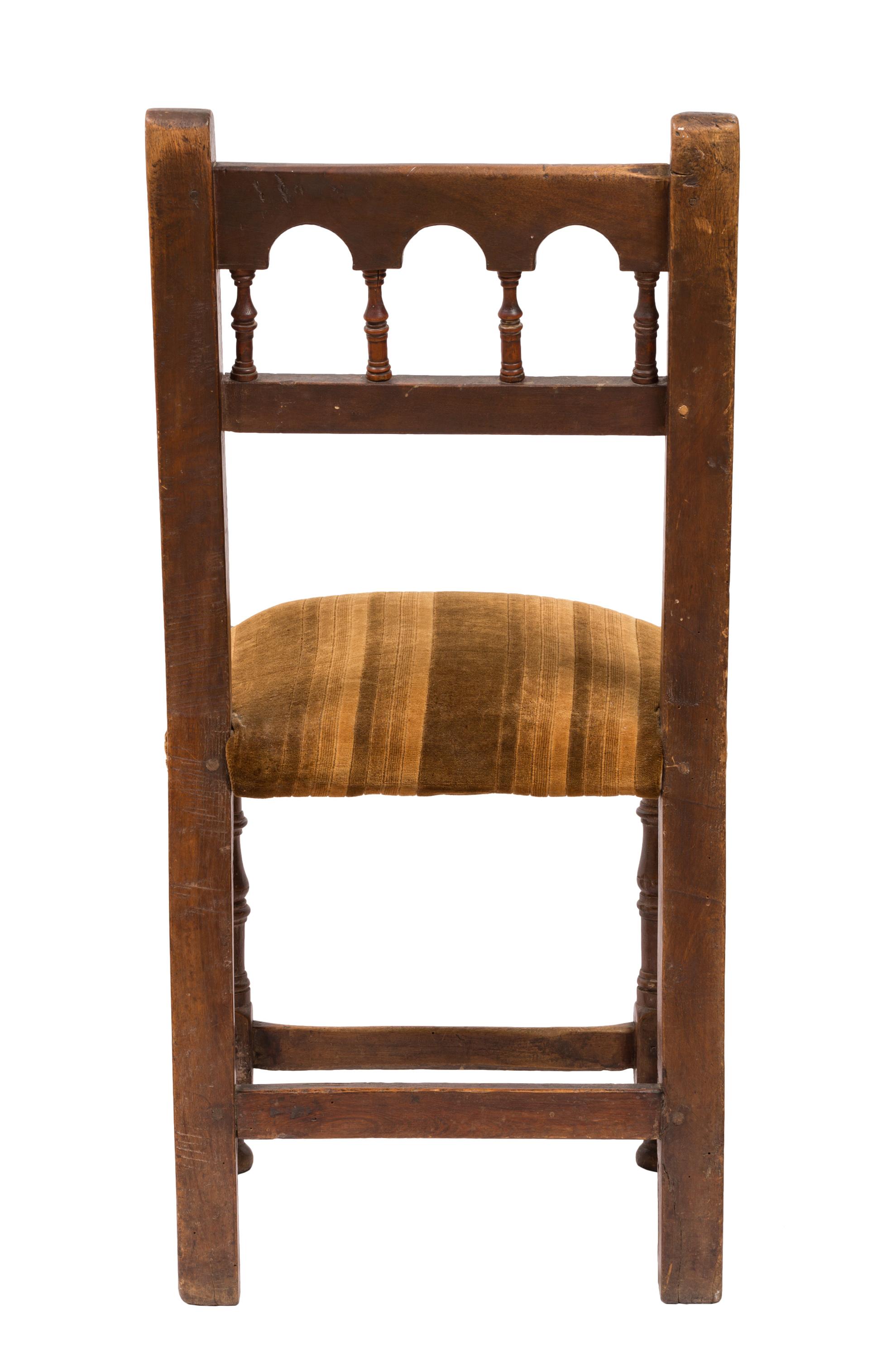 Set antiker handgefertigter, gepolsterter, rustikaler Holzstühle aus Nordspanien (Handgeschnitzt) im Angebot