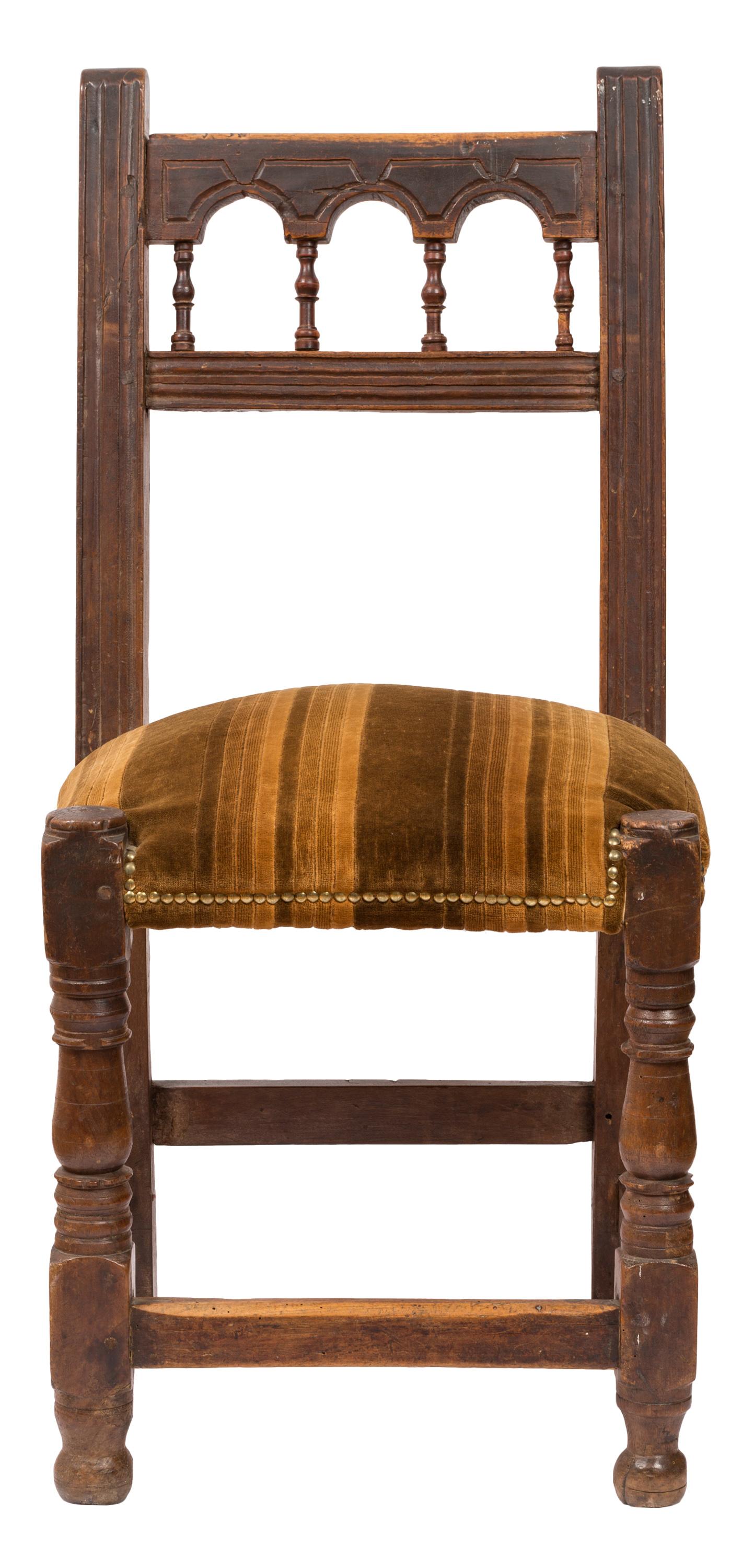 Tissu d'ameublement Ensemble de chaises rustiques anciennes fabriquées à la main et tapissées, provenant du nord de l'Espagne en vente