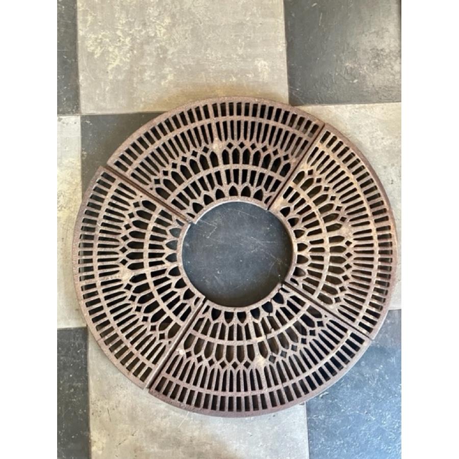 Set of two - antique iron tree grates, circa 1900

Item #: GE-0067

Additional information:
- Material: Iron
- Dimensions: 50