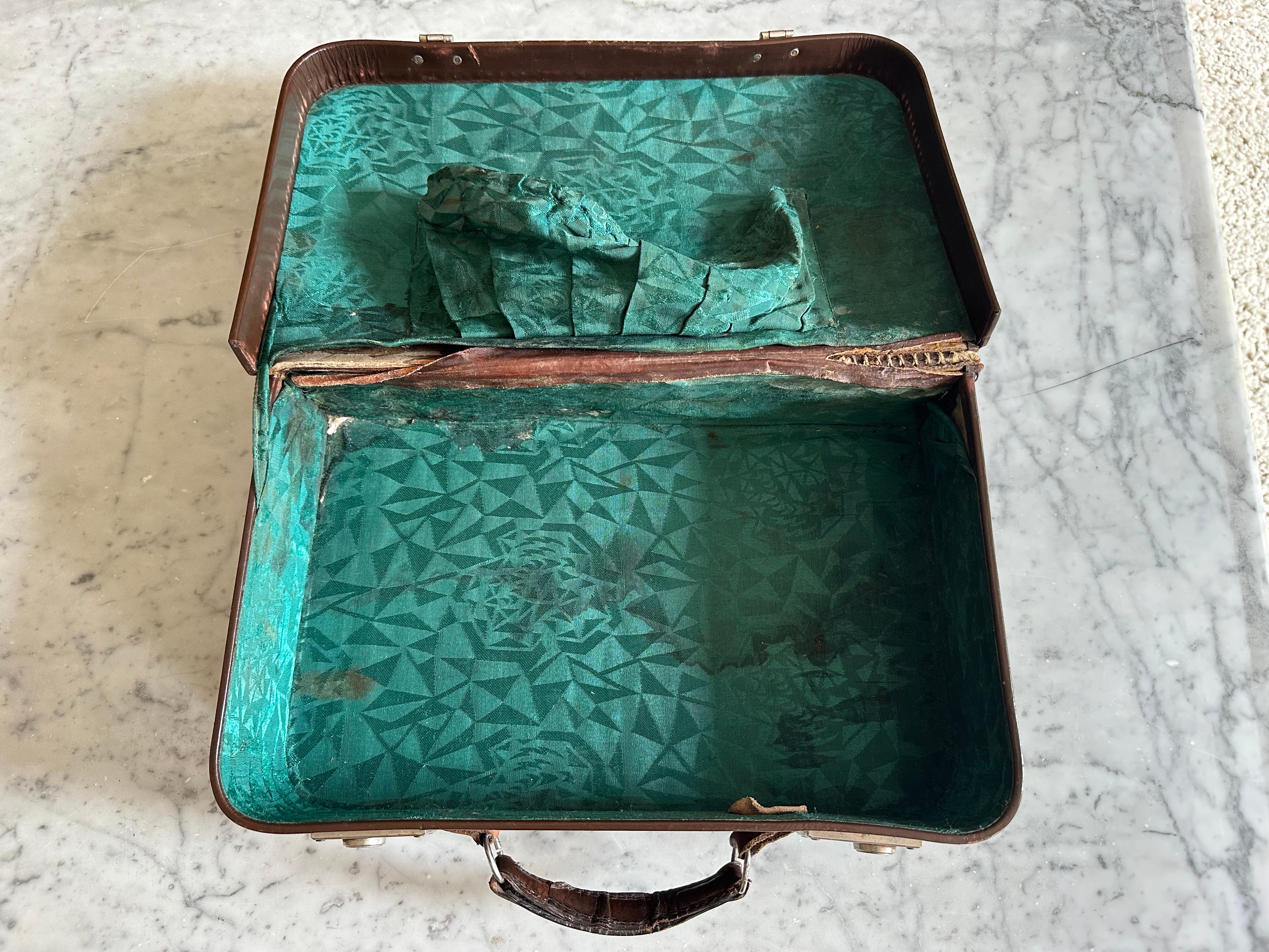 Set di valigie antiche in pelle, anni '30 circa - con adesivi da viaggio originali in vendita 4