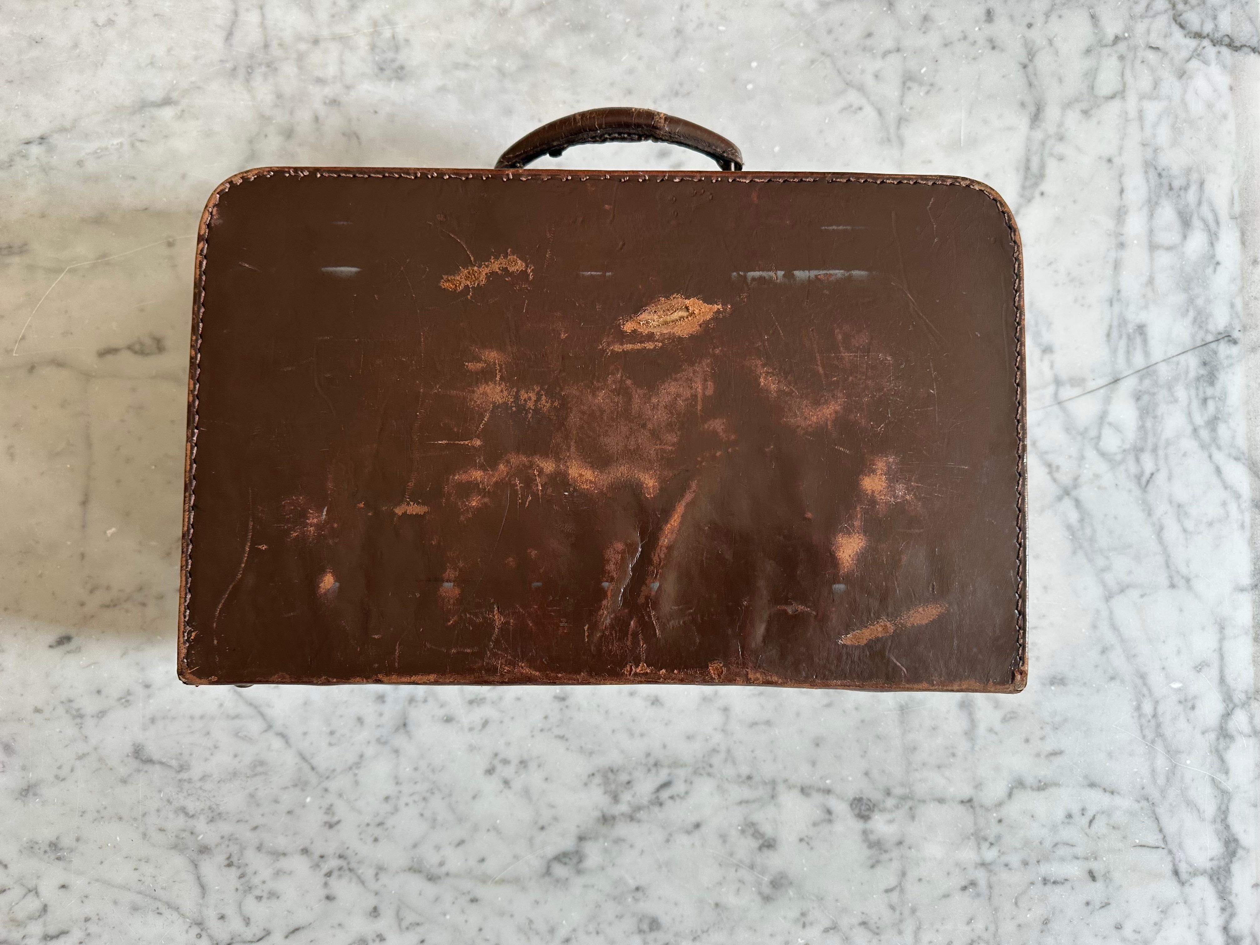 Set di valigie antiche in pelle, anni '30 circa - con adesivi da viaggio originali in vendita 5