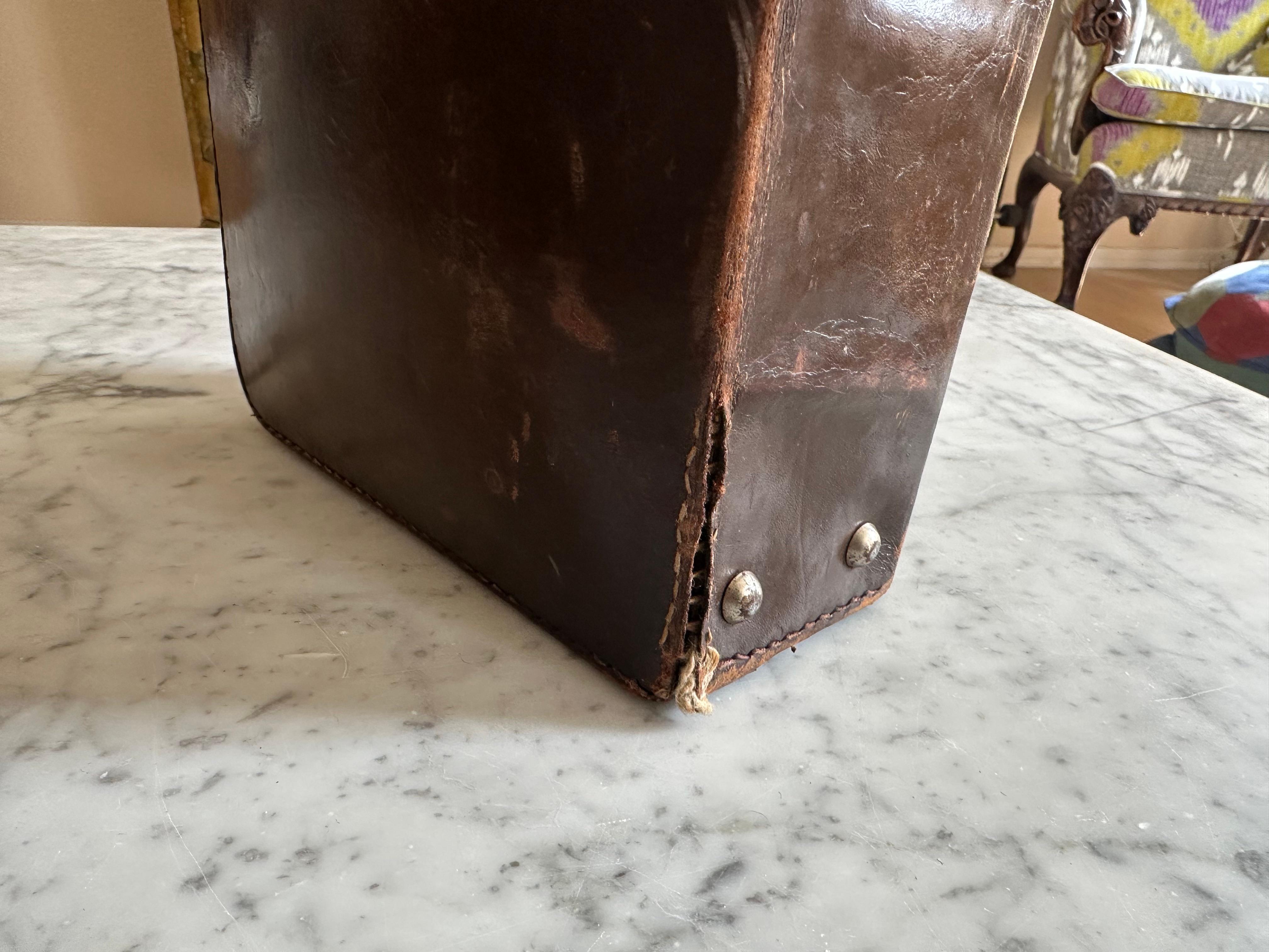 Set di valigie antiche in pelle, anni '30 circa - con adesivi da viaggio originali in vendita 6
