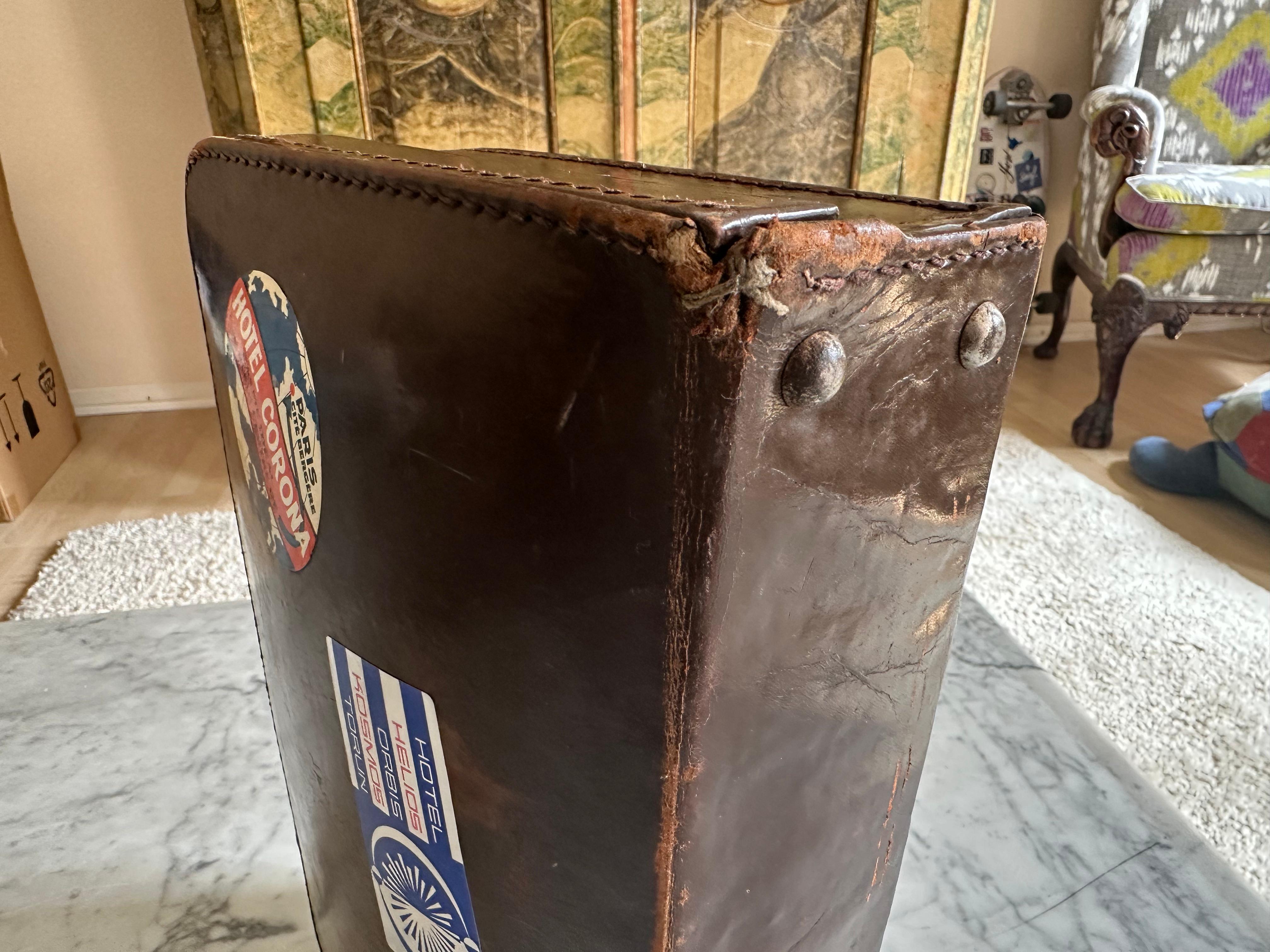 Set di valigie antiche in pelle, anni '30 circa - con adesivi da viaggio originali in vendita 7