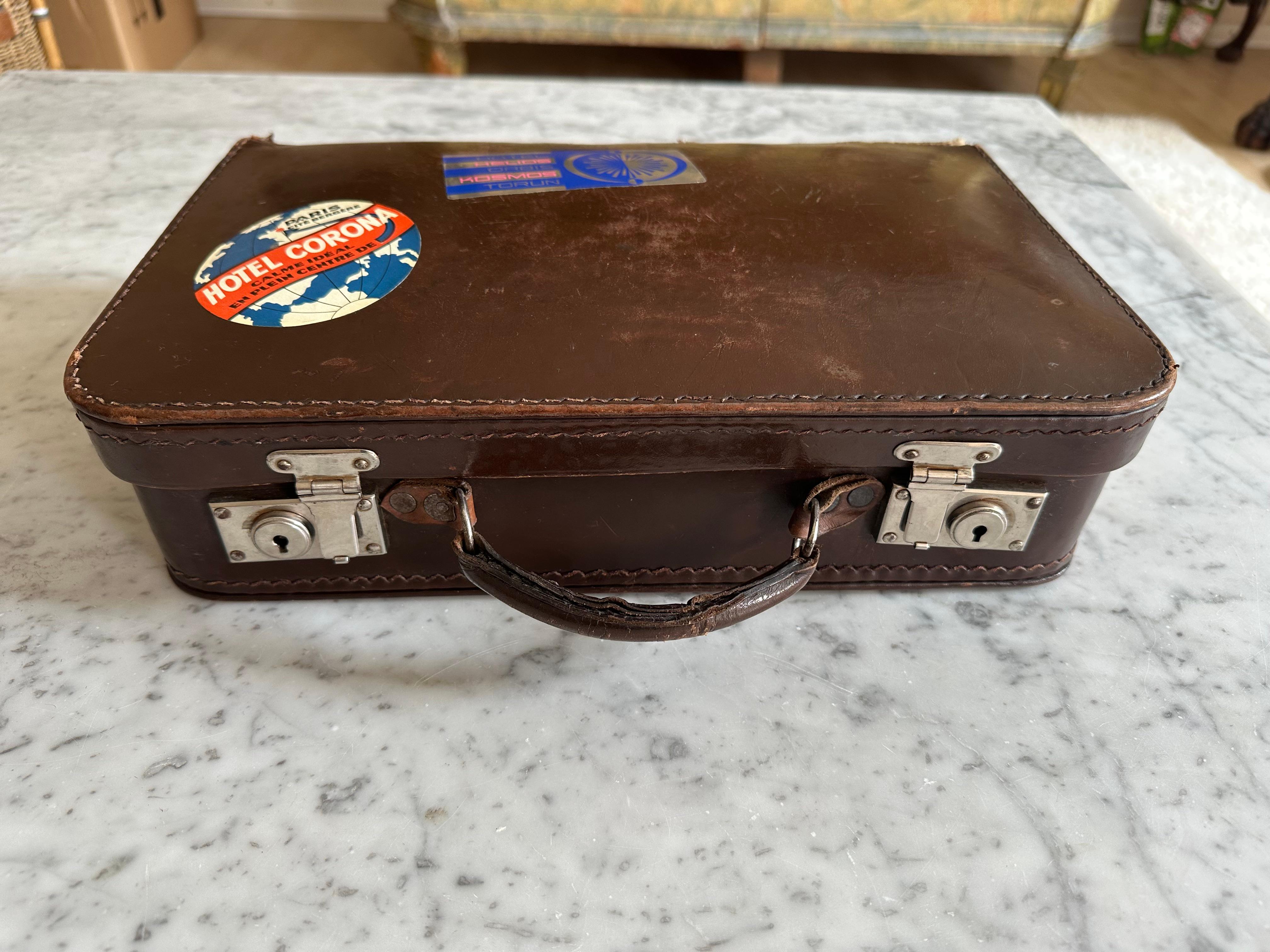 Set di valigie antiche in pelle, anni '30 circa - con adesivi da viaggio originali in vendita 8