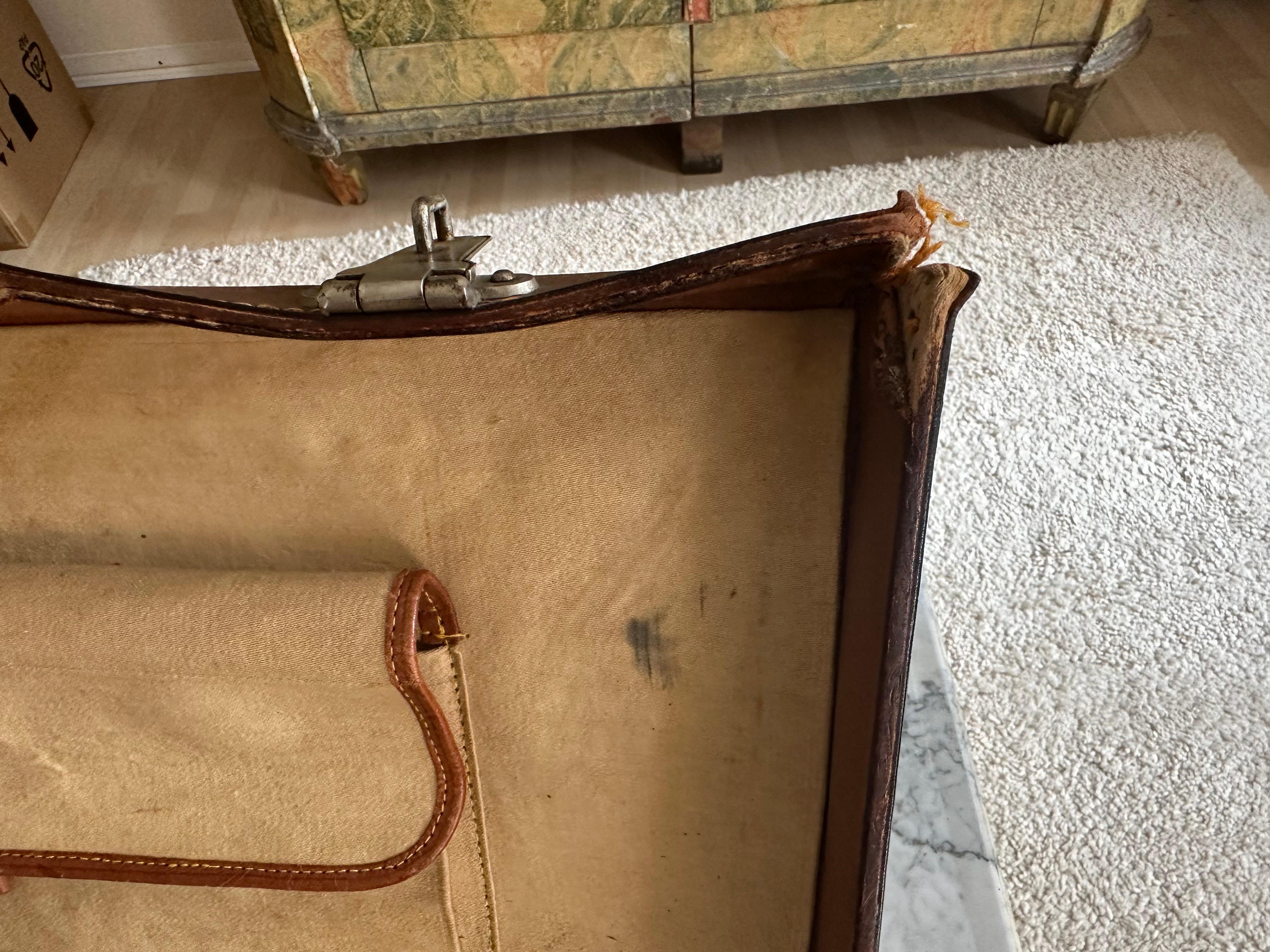 Set di valigie antiche in pelle, anni '30 circa - con adesivi da viaggio originali in vendita 10