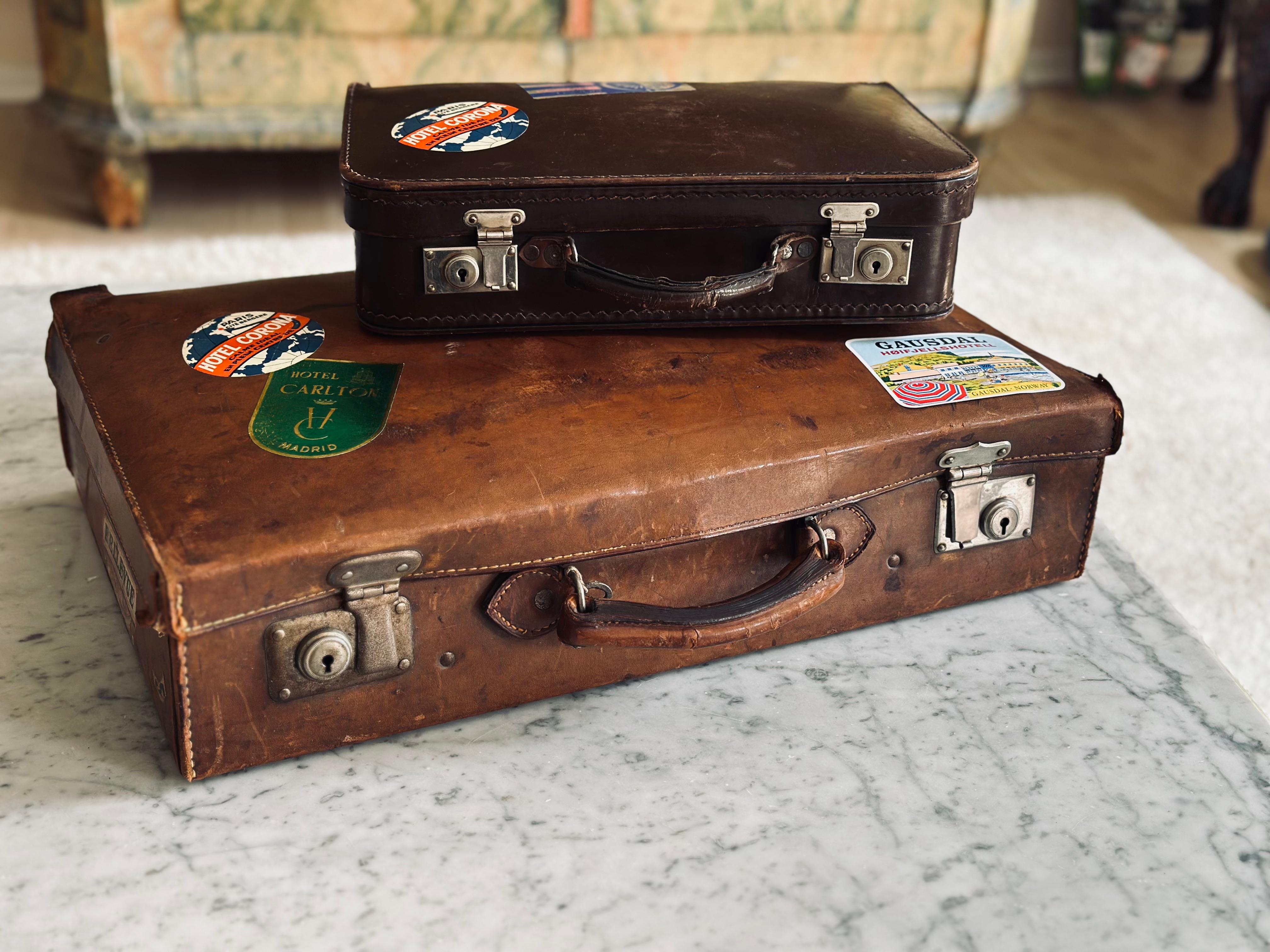 Questo affascinante set di valigie antiche in pelle risale agli anni '30 ed è pieno di carattere vintage. La valigia più grande è realizzata in pelle bovina spessa e di alta qualità e ha sviluppato una bella e ricca patina nel corso dei decenni. La