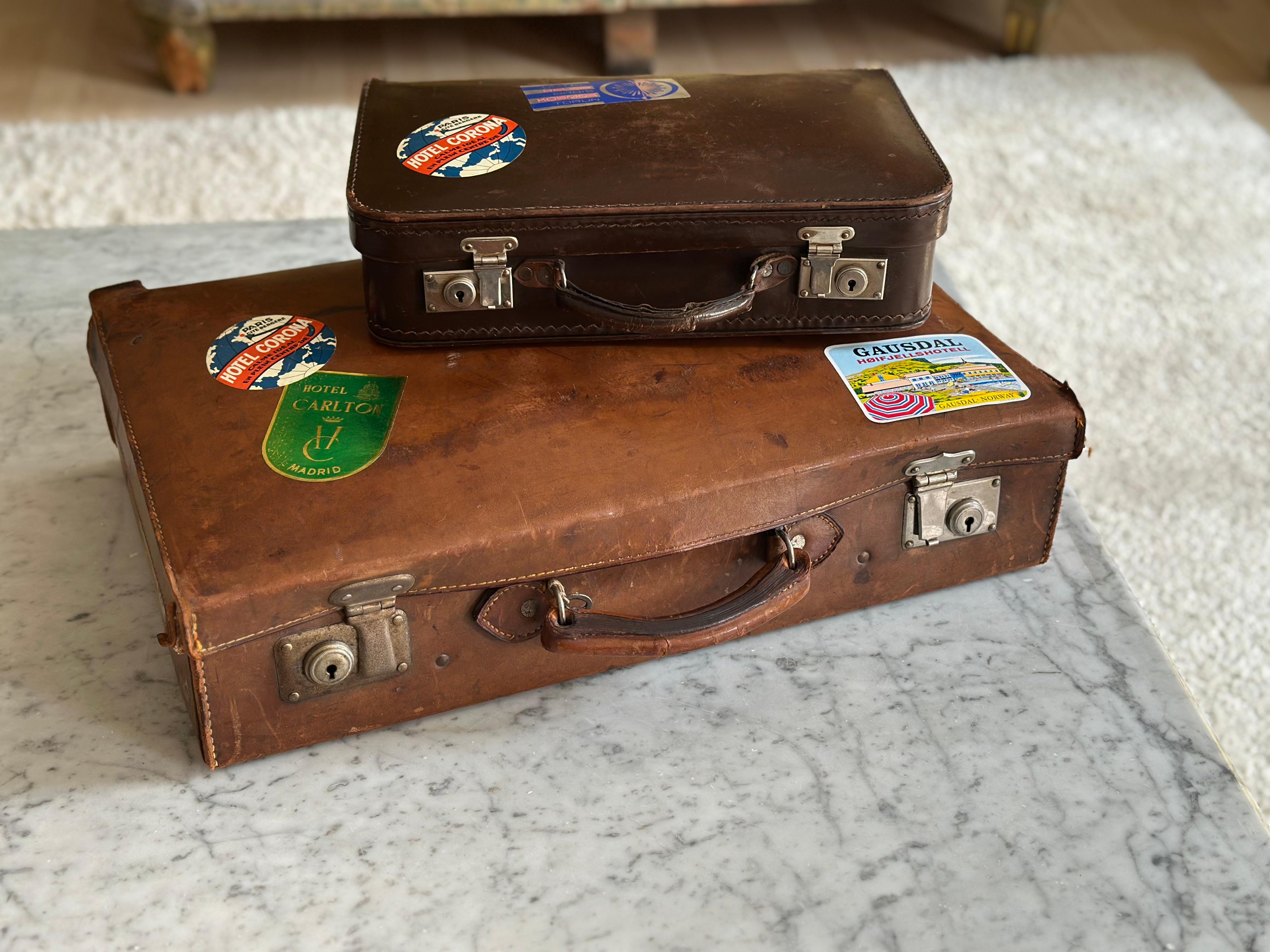 Art Déco Set di valigie antiche in pelle, anni '30 circa - con adesivi da viaggio originali in vendita