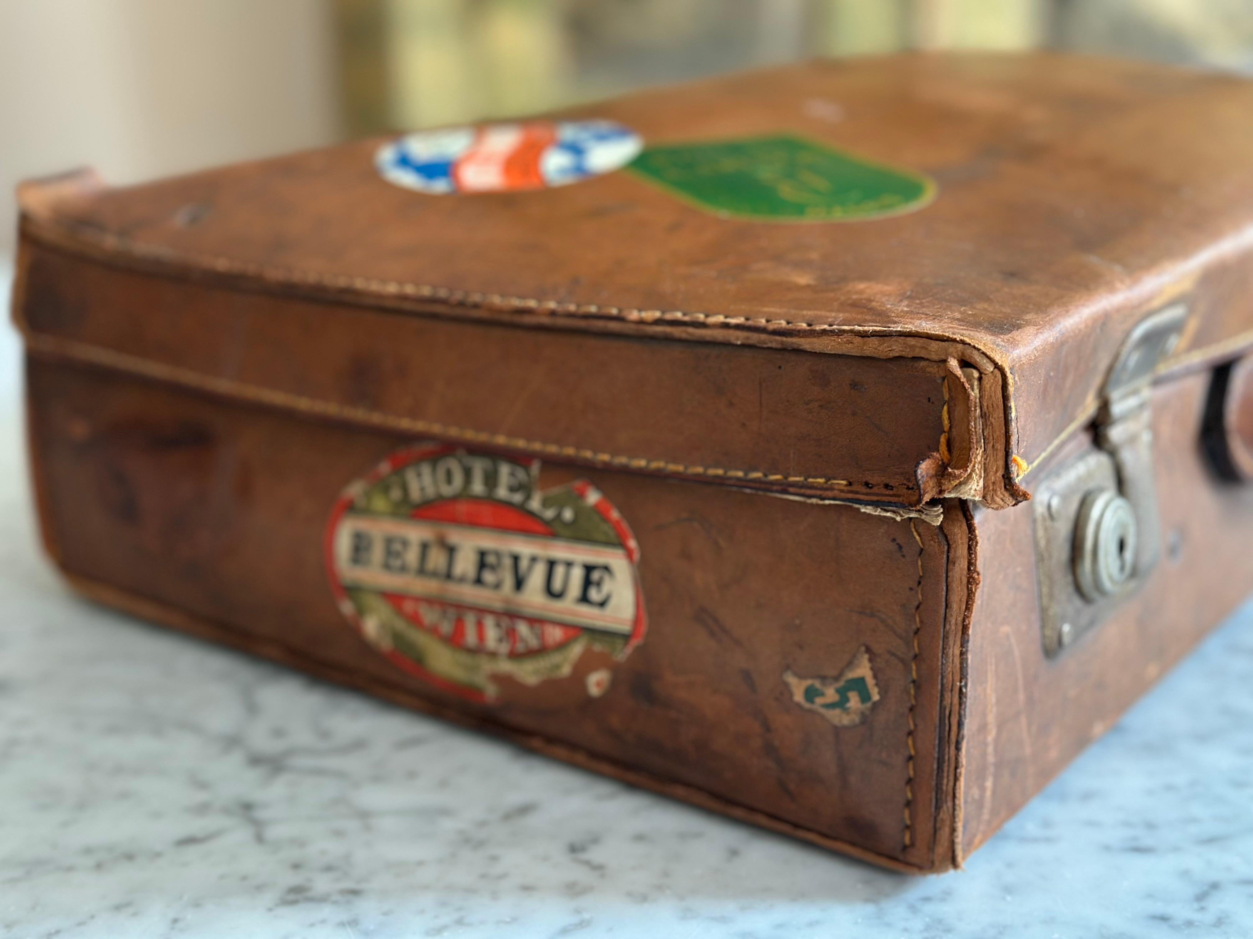 Tedesco Set di valigie antiche in pelle, anni '30 circa - con adesivi da viaggio originali in vendita