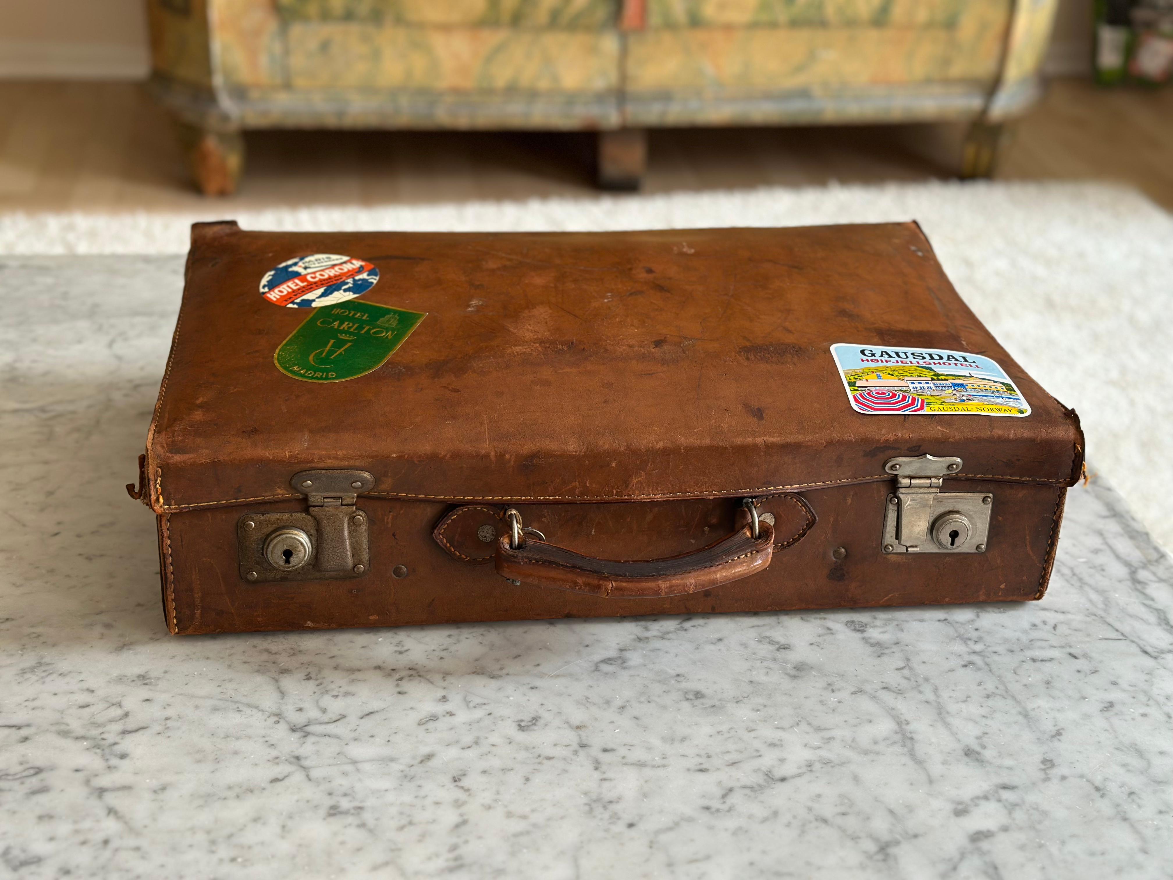 Set di valigie antiche in pelle, anni '30 circa - con adesivi da viaggio originali In condizioni buone in vendita a Hamburg, DE