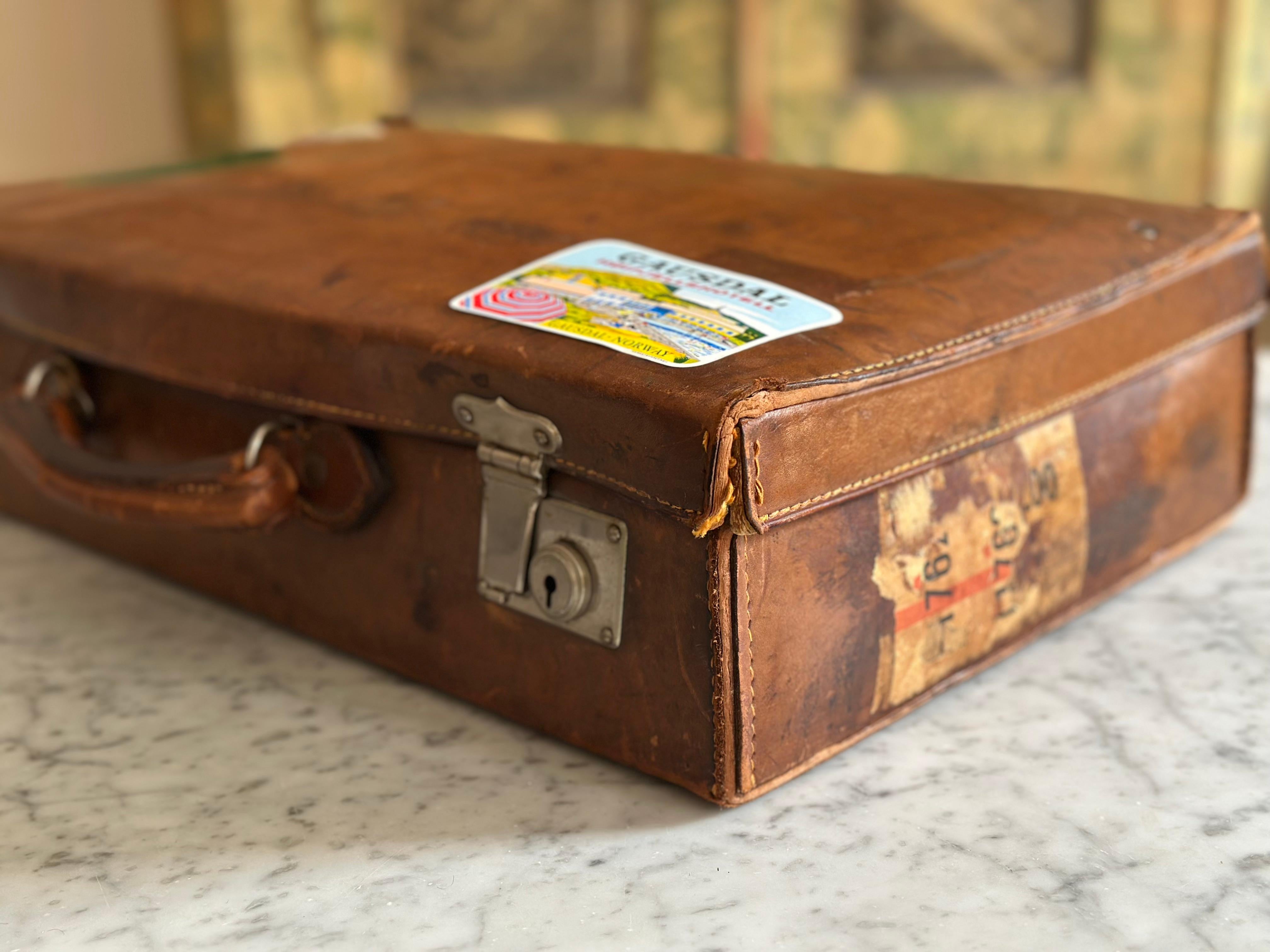 Metà XX secolo Set di valigie antiche in pelle, anni '30 circa - con adesivi da viaggio originali in vendita