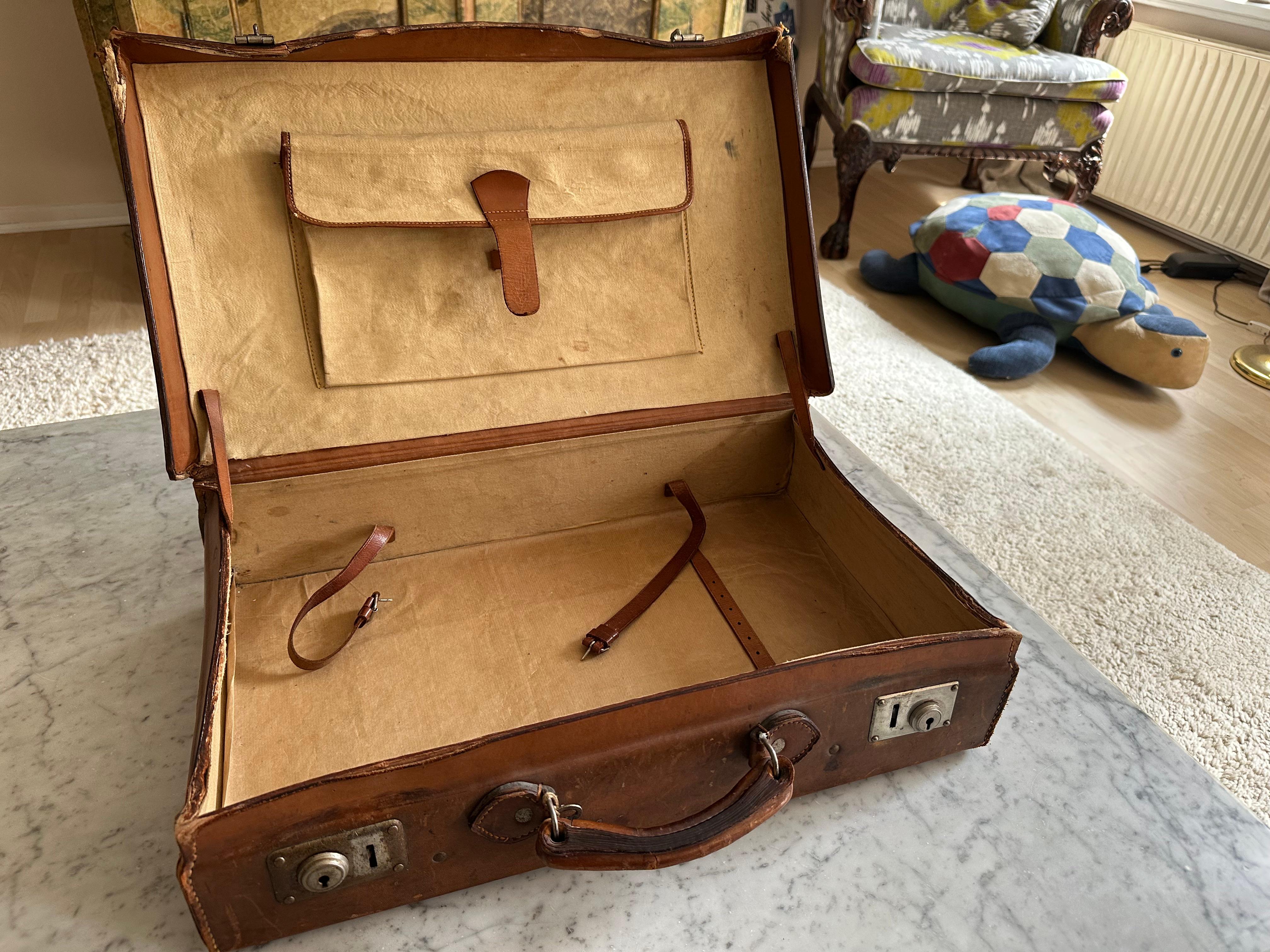 Pelle Set di valigie antiche in pelle, anni '30 circa - con adesivi da viaggio originali in vendita