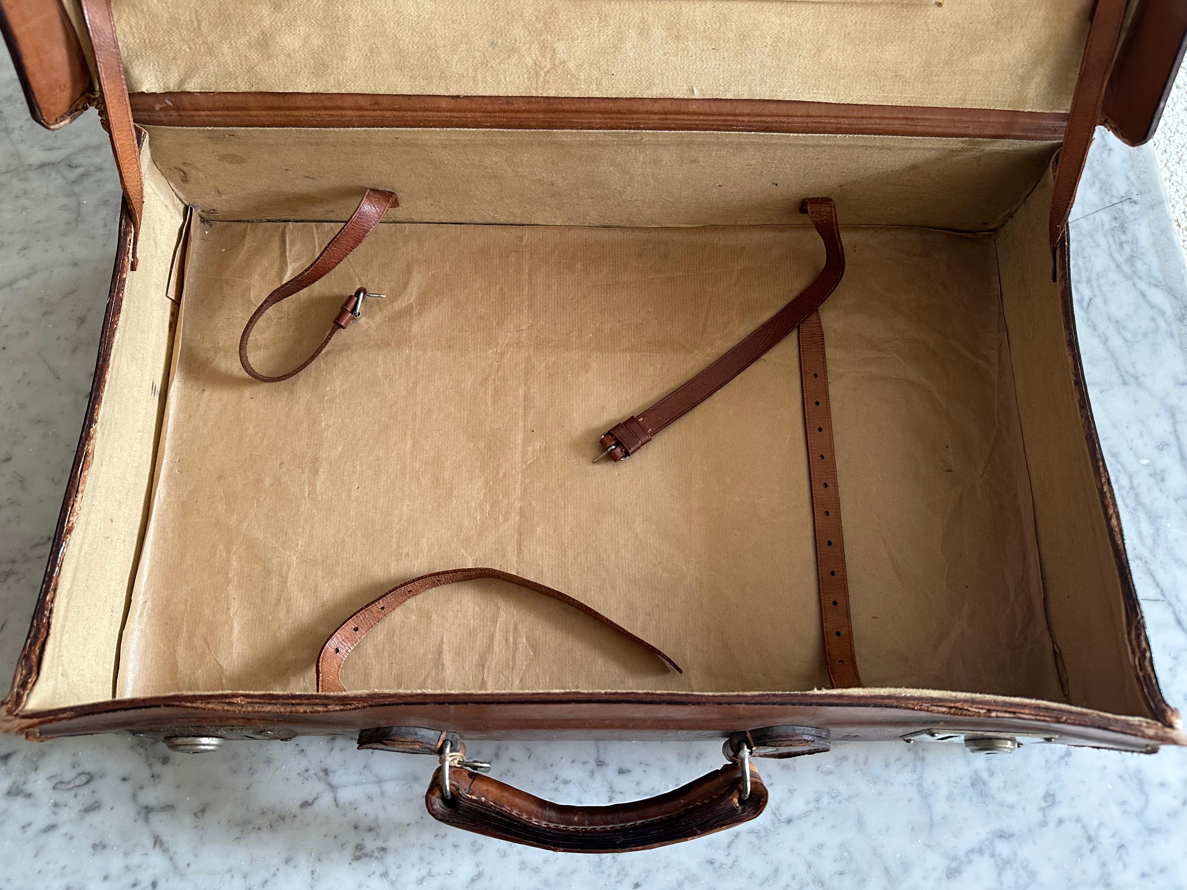 Set di valigie antiche in pelle, anni '30 circa - con adesivi da viaggio originali in vendita 1