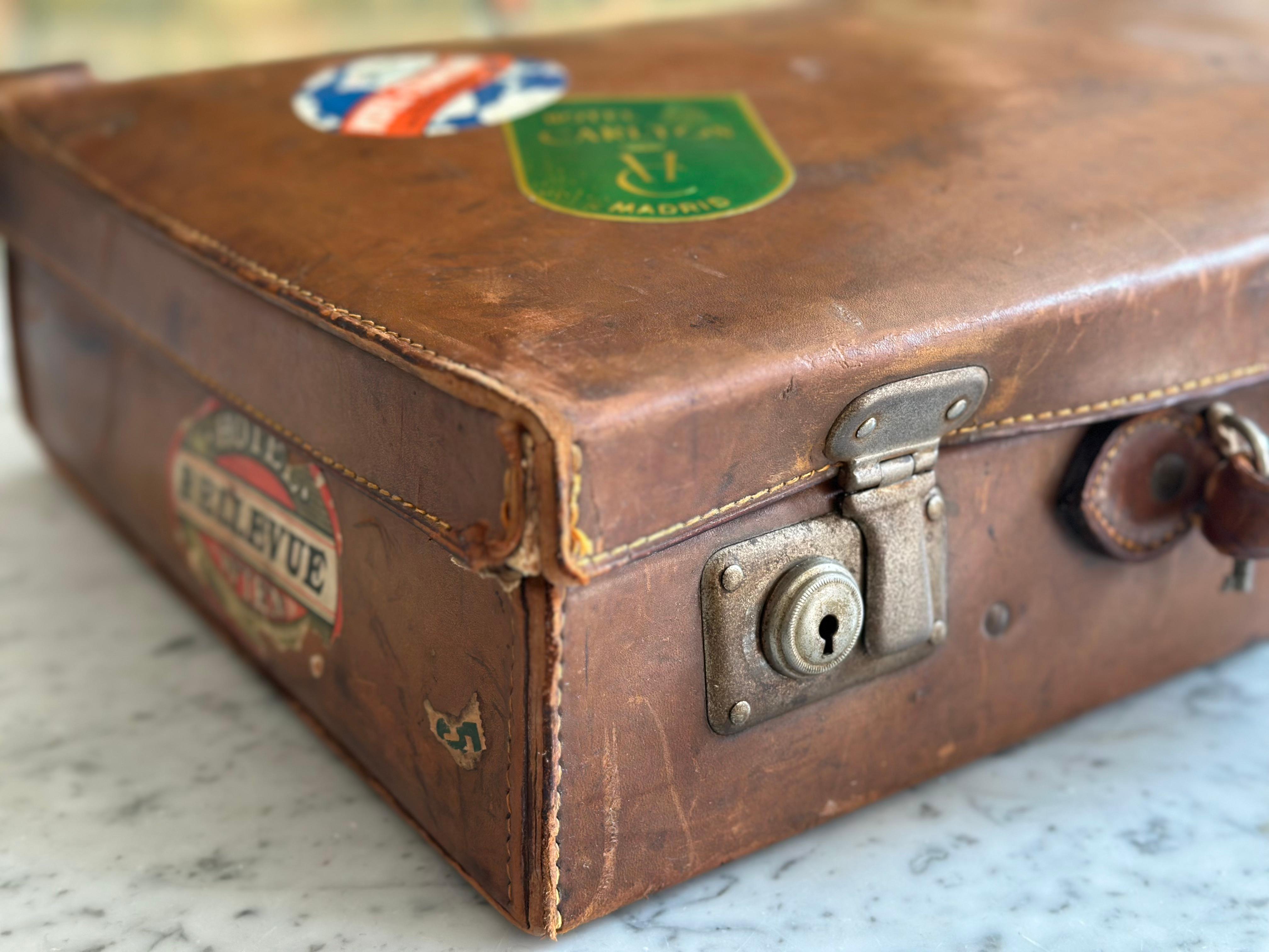 Set di valigie antiche in pelle, anni '30 circa - con adesivi da viaggio originali in vendita 2