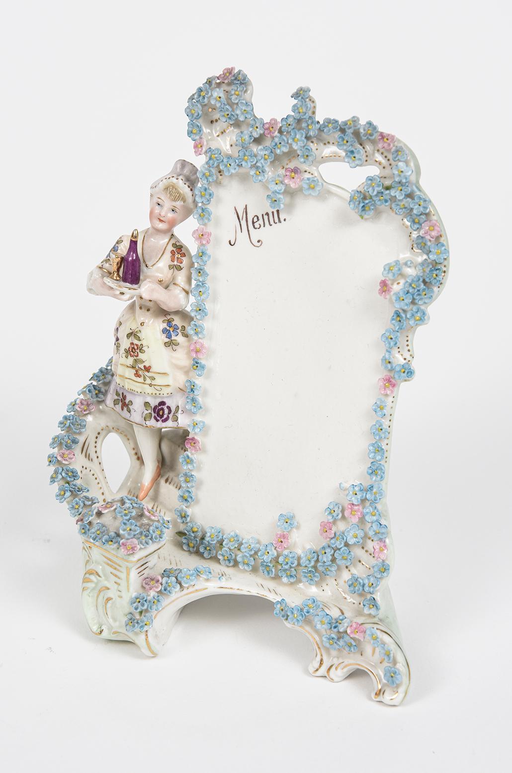 Porzellan- und Biskuit-Paar des 19. Jahrhunderts mit handgefertigten applizierten rosa und blauen Blumen. Der Mann trägt ein historisches Kostüm und hat ein Tablett mit einem Dessert dabei. Die Frau, ebenfalls in einem historischen Kostüm gekleidet,