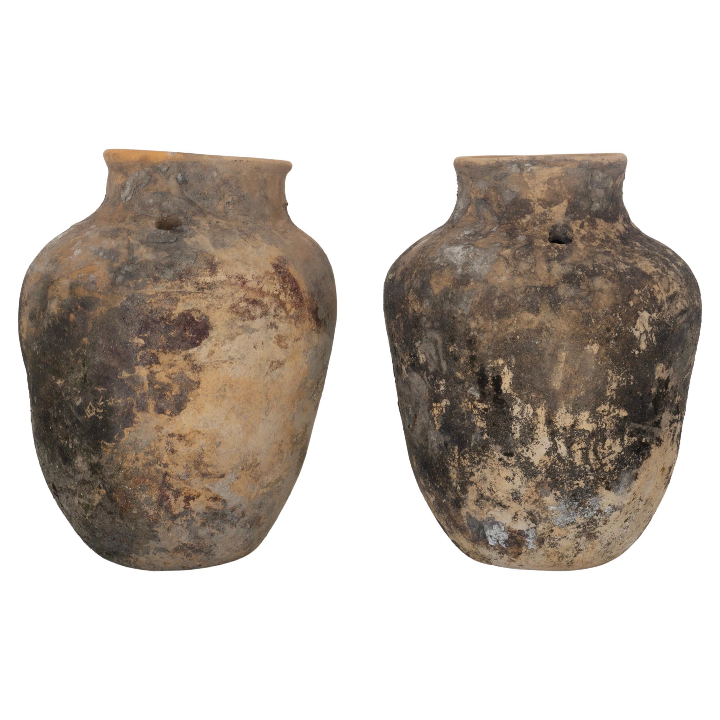 Conjunto de antiguas tinajas mexicanas de barro. Alondras. Siglo XX. Colección Herencias