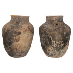 Conjunto de antiguas tinajas mexicanas de barro. Alondras. Siglo XX. Colección Herencias