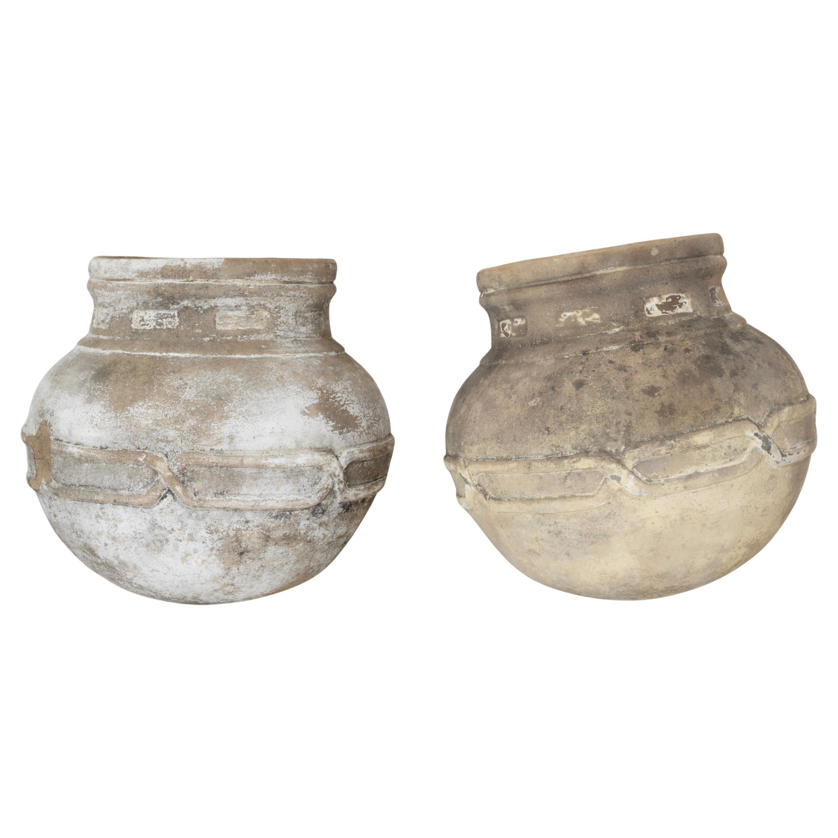 Conjunto de antiguas tinajas mexicanas de barro. ZENÓN. Siglo XX. Colección Herencias