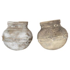 Conjunto de antiguas tinajas mexicanas de barro. ZENÓN. Siglo XX. Colección Herencias
