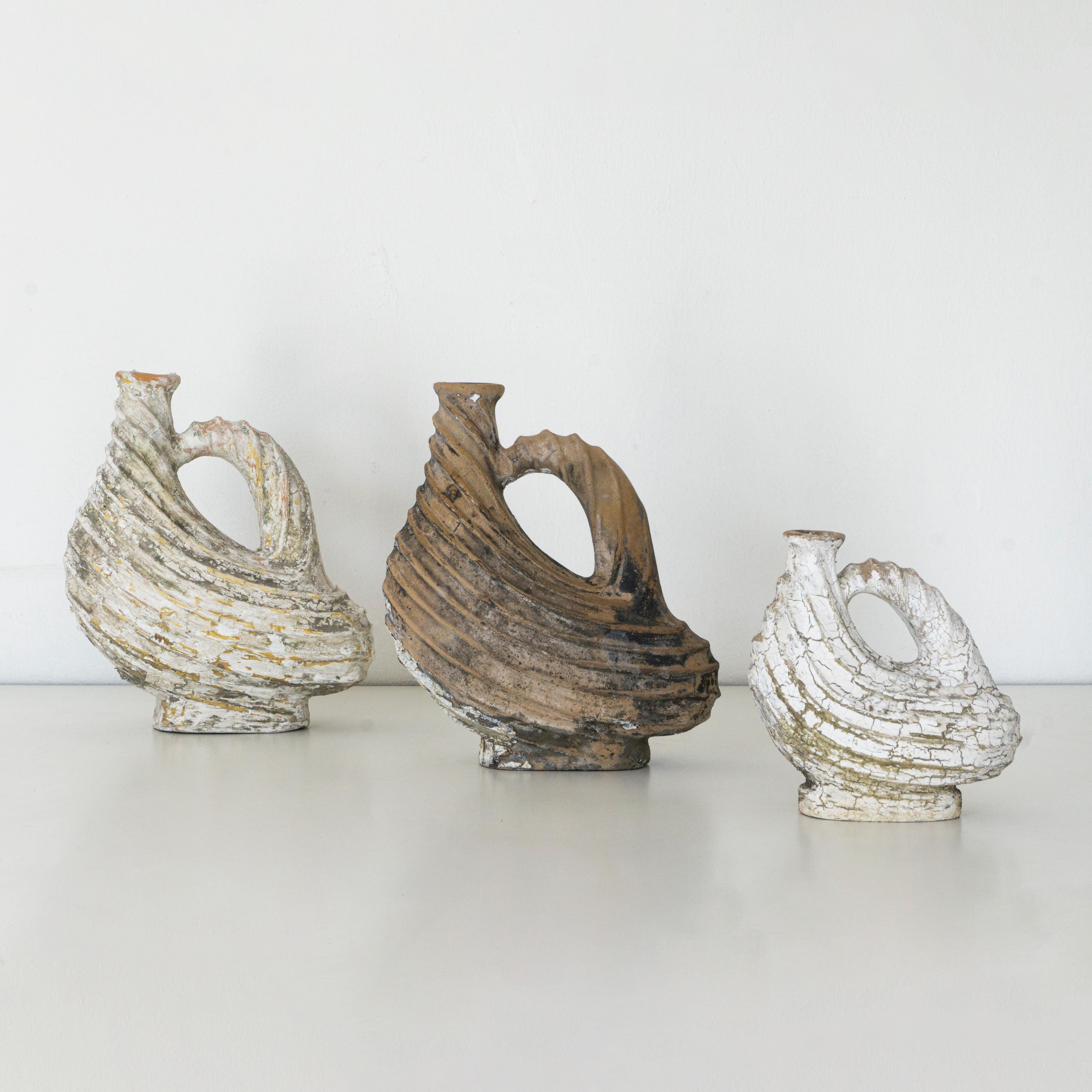 Set of 3 unique antique decorative clay jugs forged by expert artisans from Jalisco, Mexico at the end of the 20th century and rescued in an artisan workshop in Zapopan, Jalisco by Raiz Mx.
Each piece features handcrafted high-relief line