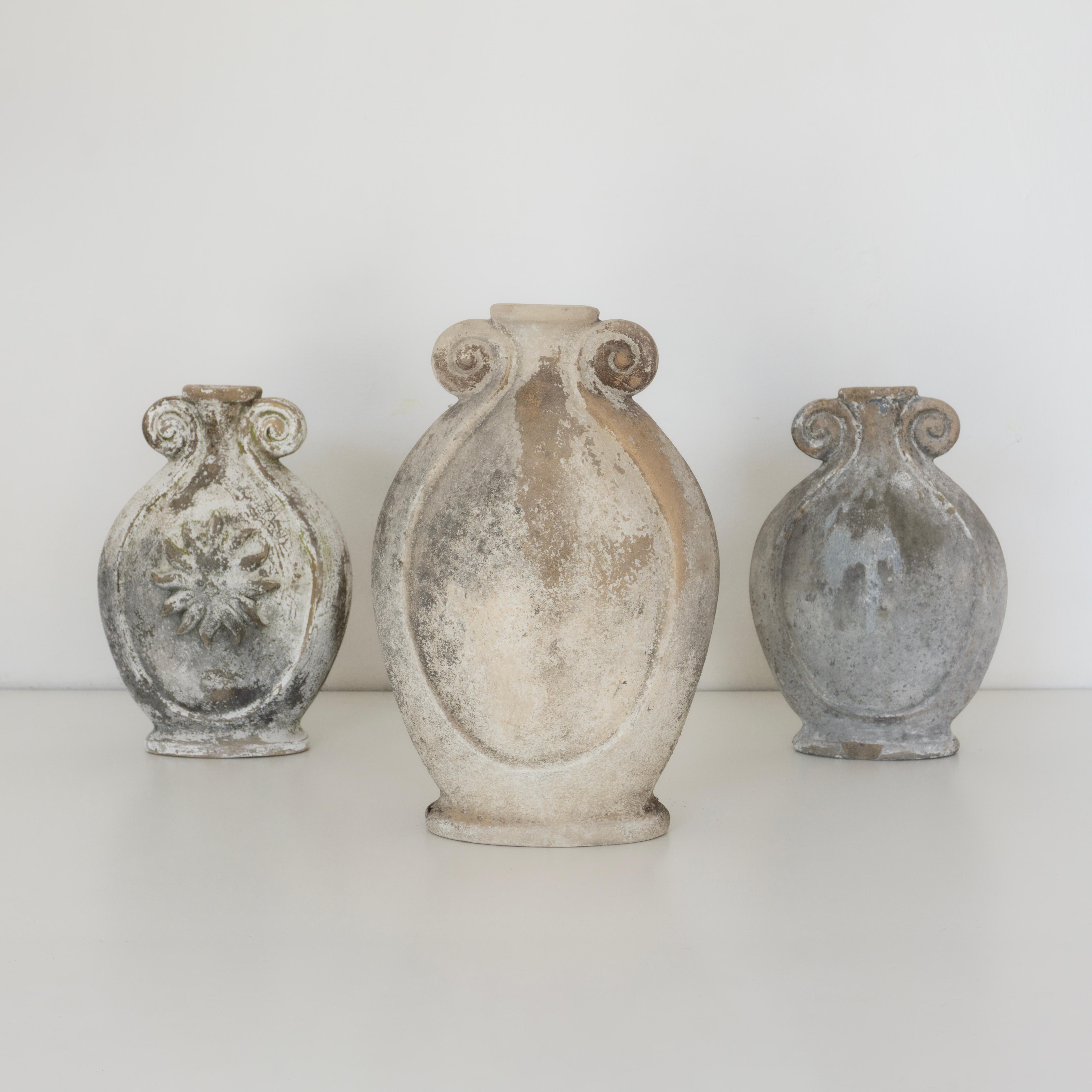 Set di 3 vasi decorativi in argilla antichi e unici, salvati in un laboratorio artigianale di Zapopan, Jalisco, da Raiz Mx. Ogni pezzo presenta intricati dettagli in alto rilievo realizzati da esperti artigiani messicani.
Le texture naturali e le