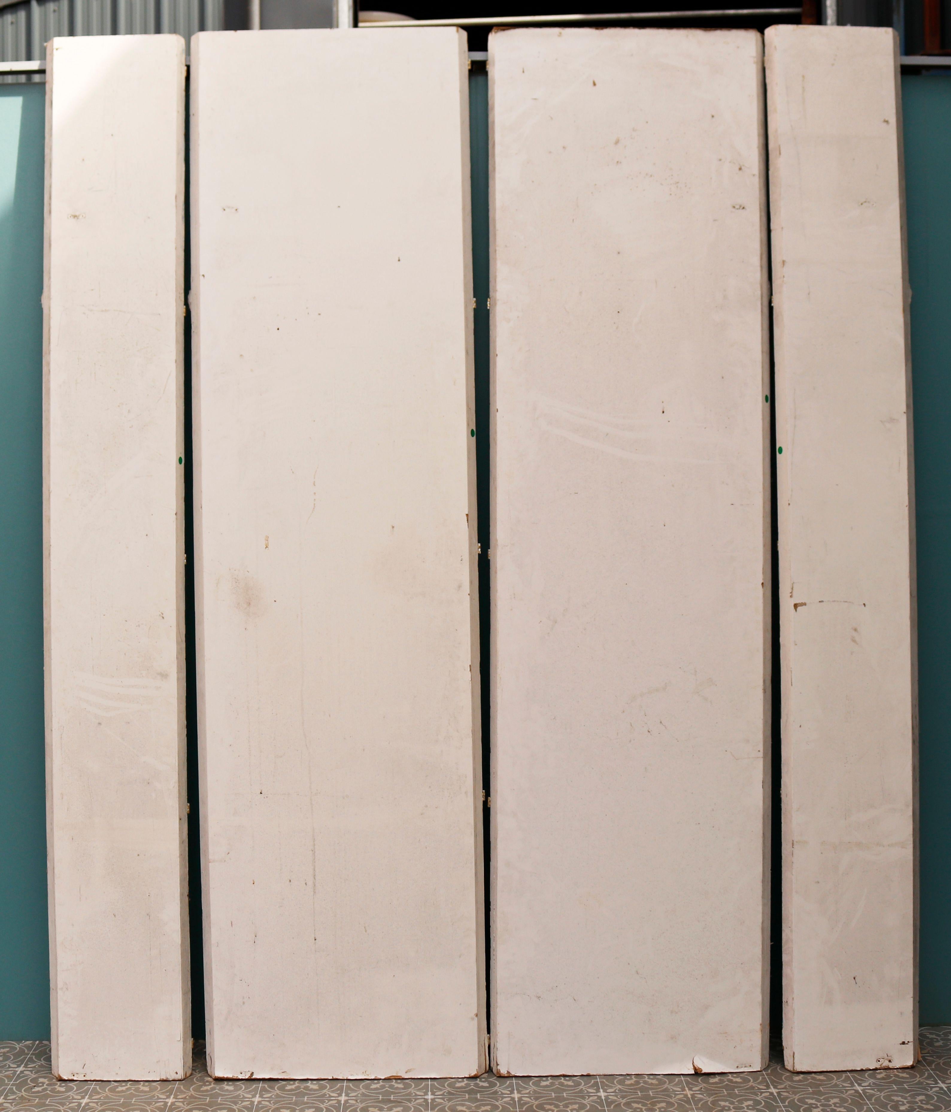 Ensemble de portes anciennes en miroir. Verre miroir au mercure original et cadres en chêne, avec une délicieuse finition de peinture rustique. Vous voulez en savoir plus ? Cliquez ici pour voir notre article 