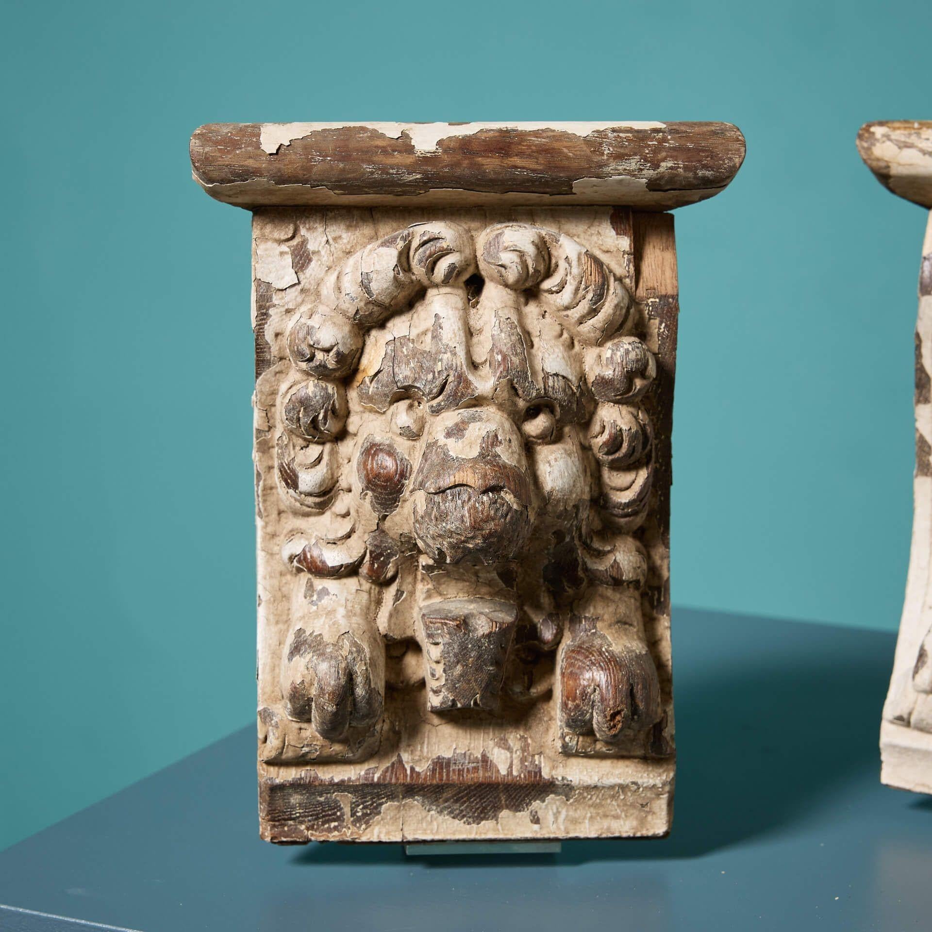 Georgiano Set di mensole a forma di leone in Oak antico in vendita