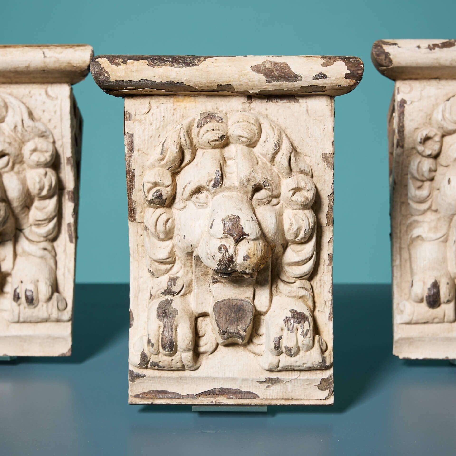 Inglese Set di mensole a forma di leone in Oak antico in vendita