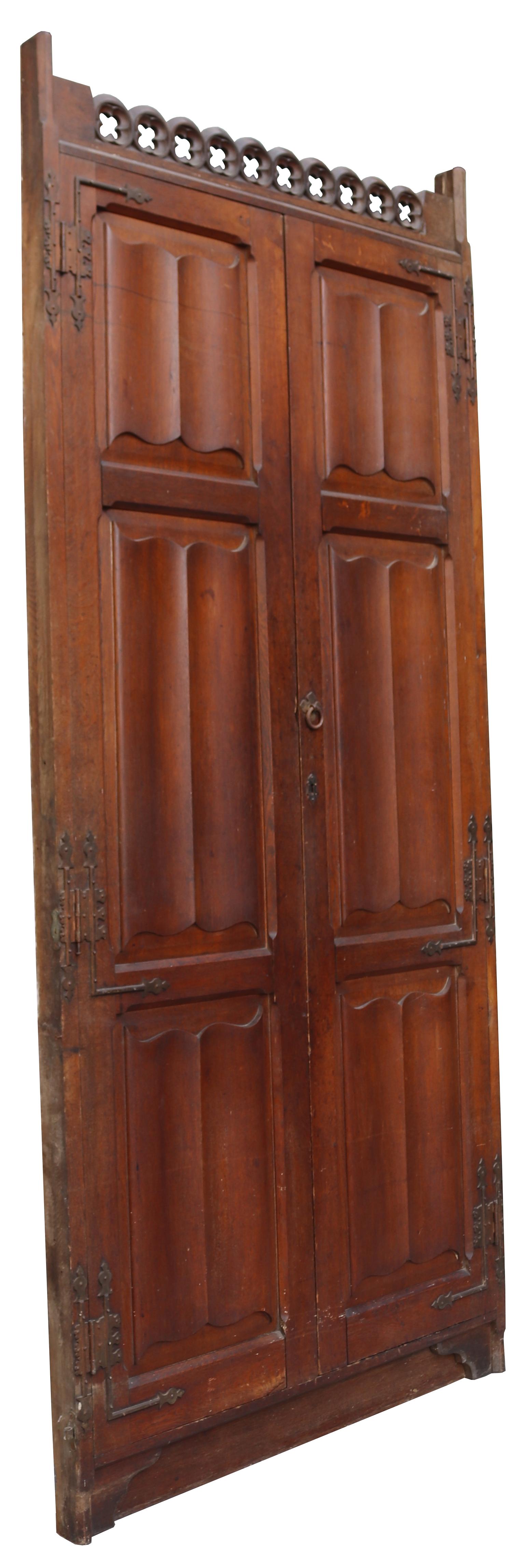 Set of Antique Oak Panelled Doors with Frame In Good Condition For Sale In Wormelow, Herefordshire